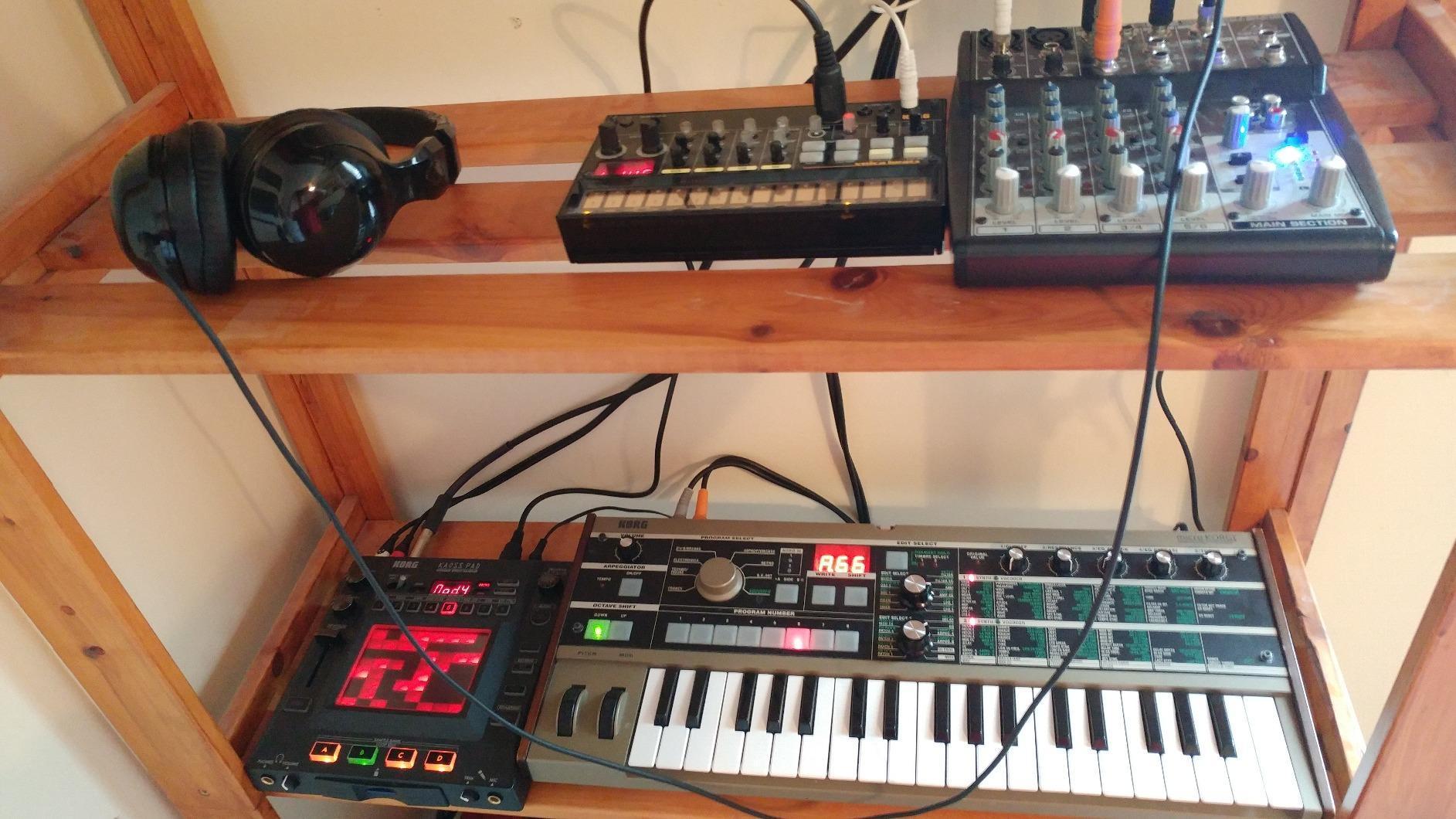 Korg microKORG Compact Analog Modeling Synthesizer w/Vocoder Mini Mic, 4 Voices and 6-step Arpeggiator customer photo 3