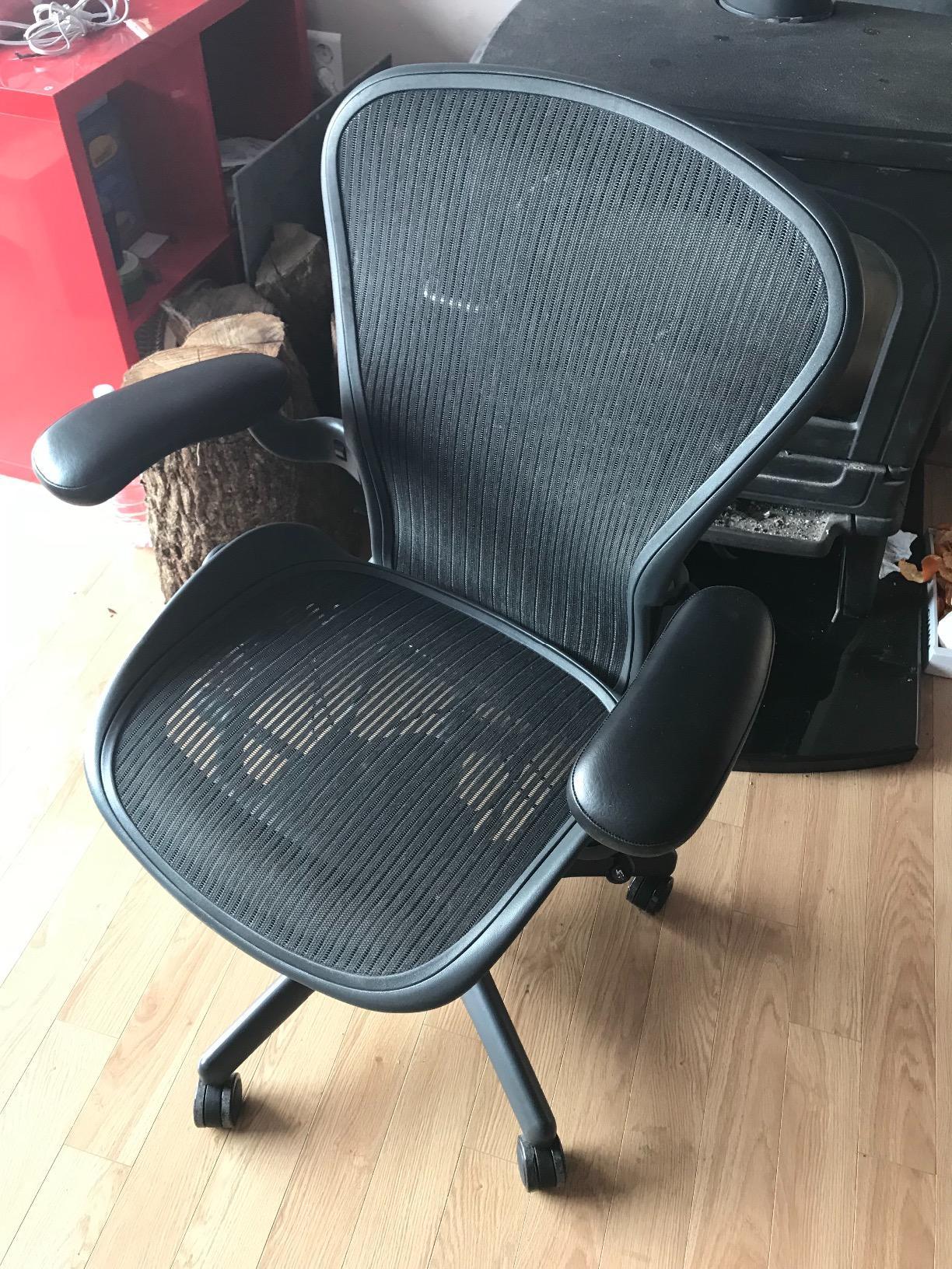 Herman Miller Aeron Tilt Limiter Task Chair, Adjustable Vinyl Arms, Graphite Frame/Carbon Classic Pellicle, Size B (Medium) customer photo 2