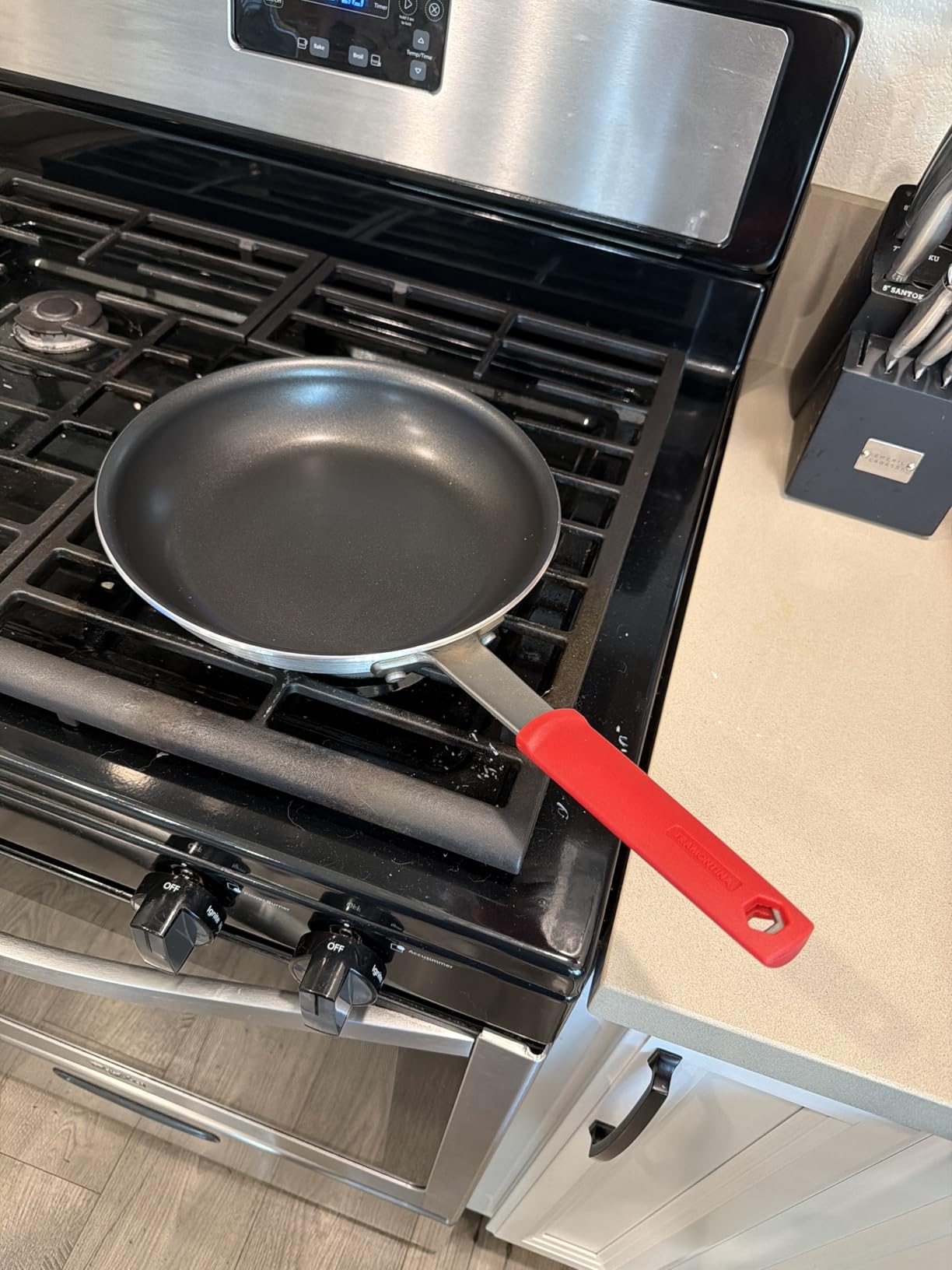 Tramontina Professional 10-Inch Non Stick Frying Pan, Heavy-Gauge Aluminum Skillet with Reinforced Nonstick Coating, Red Handle, Dishwasher and Oven Safe customer photo 2