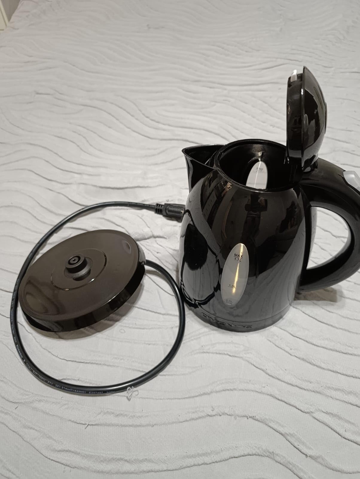 OVENTE Electric Kettle, 1.7L Fast Boiling Water Heater for Coffee or Tea, BPA Free with Water Level Gauge, Auto Shut-Off, Boil-Dry Protection, Indicator Light and Removable Filter, White KP72W customer photo 2