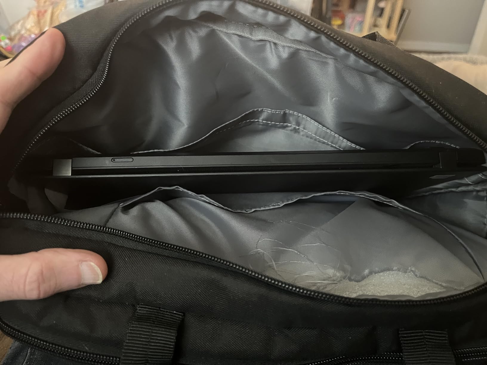 Amazon Basics 15.6 in Laptop Bag with Shoulder Strap and Handle, Large Capacity, Spacious Compartments, Black customer photo 1