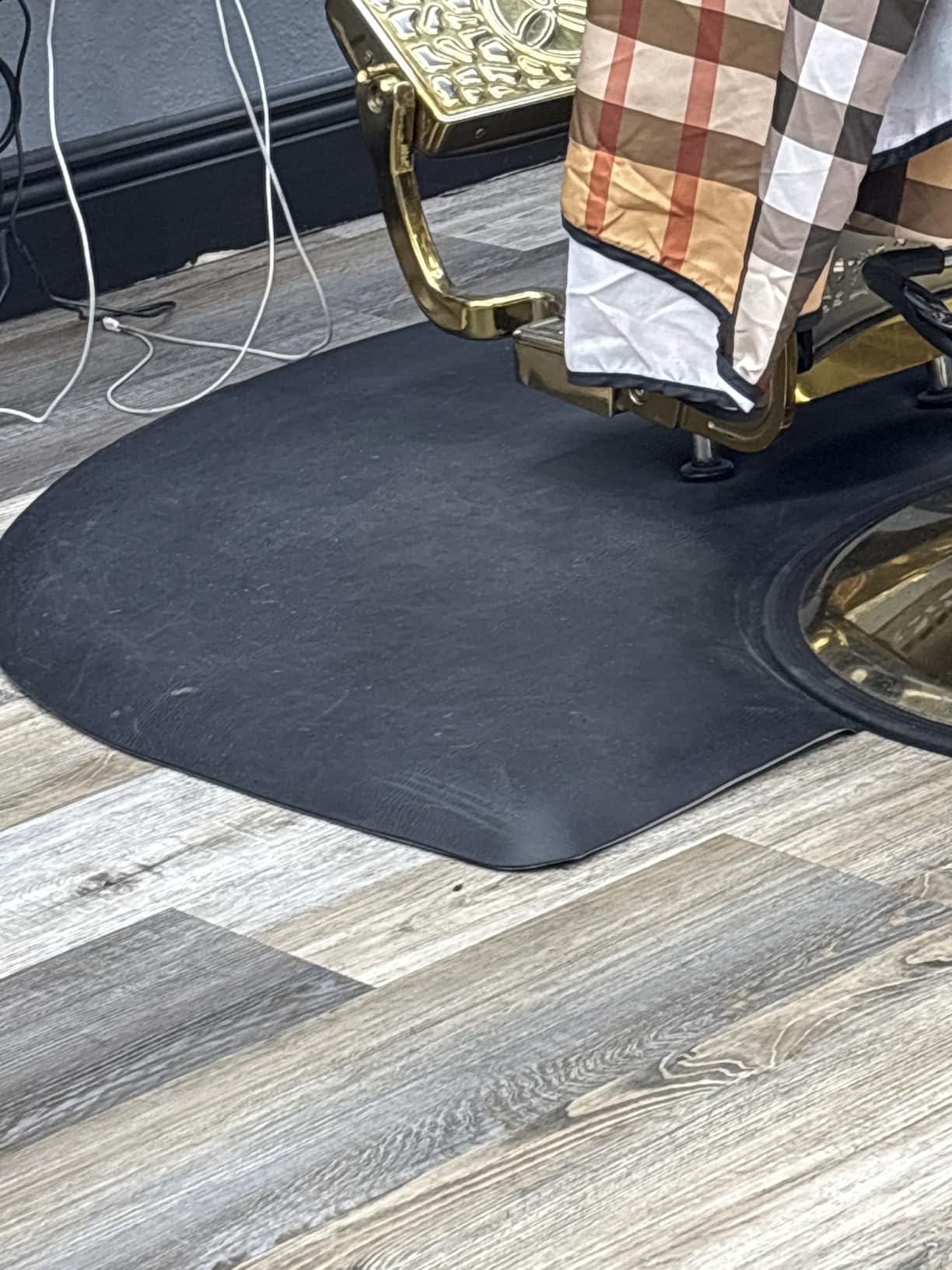 Saloniture 3 ft. x 4 ft. Salon & Barber Shop Chair Anti-Fatigue Mat - Black Semi Circle - 1 in. Thick customer photo 2