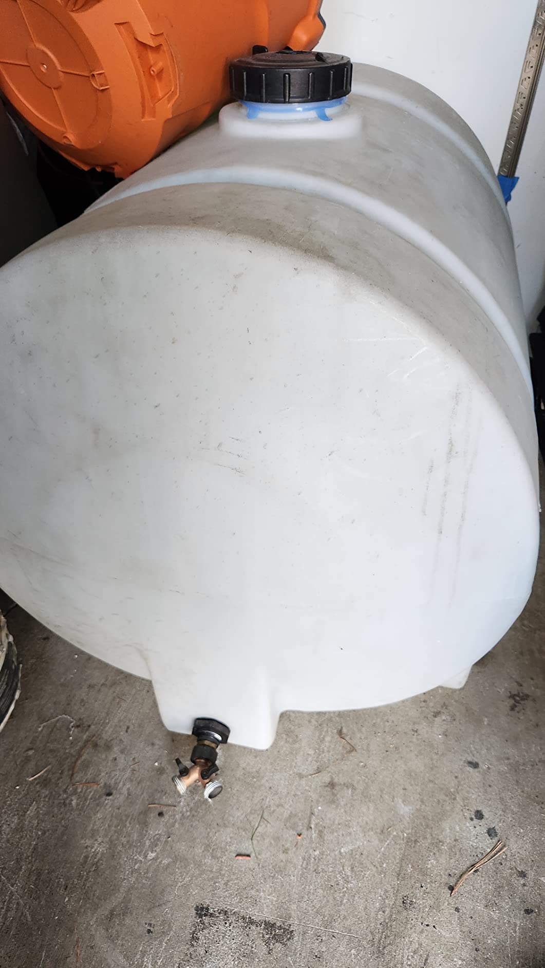 RomoTech 125 Gallon Polyethylene Storage Tank with Legs - Heavy-Duty Horizontal Water Storage Tank for Farms, Industrial or Chemical Use - UV-Resistant, Rustproof, BPA-Free customer photo 1