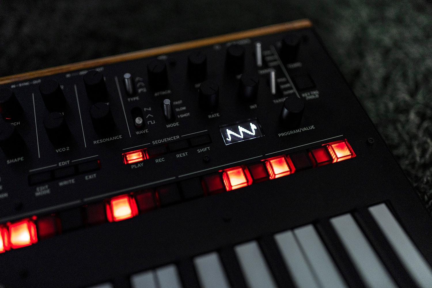 Korg monologue Monophonic Analog Synthesizer w/ 16-step Sequencer and OLED Oscilloscope - Black customer photo 3