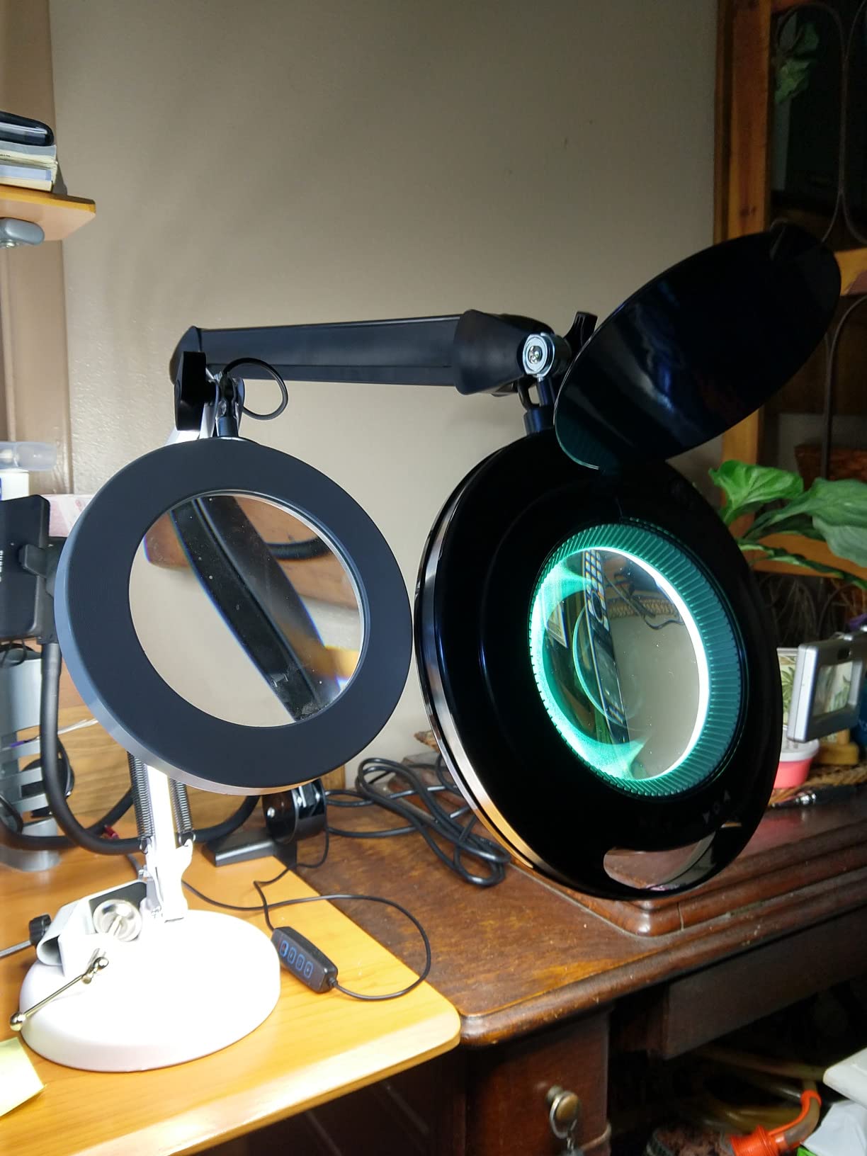 Brightech LightView Pro Magnifying Desk Lamp, 2.25x Light Magnifier with Clamp, Adjustable Magnifying Glass with Light for Crafts, Reading, Close Work - Black customer photo 2