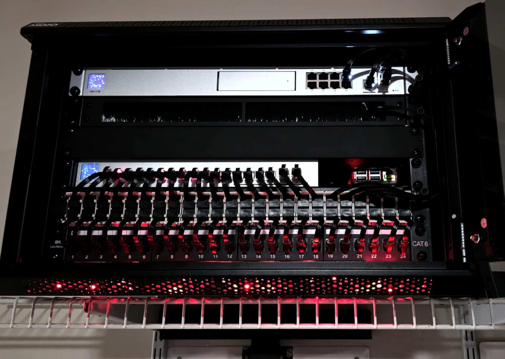 StarTech.com 1U Server Rack Shelf - Vented Rack Mount Cantilever Tray for 19