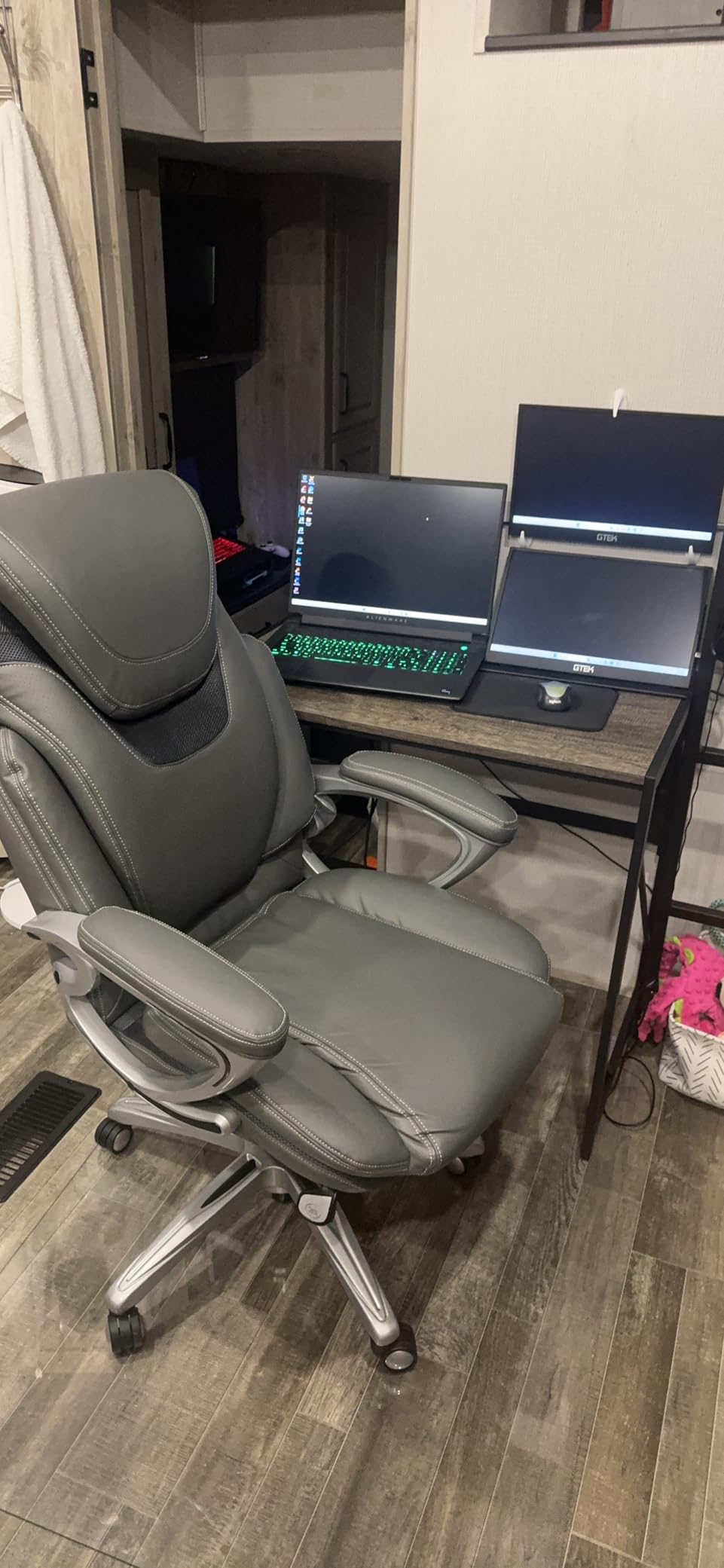 Serta Bryce Executive Office Chair - Ergonomic Computer Desk Chair with Lumbar Technology - Adjustable Height - Memory Foam Body Pillows - 360 Degree Swivel Rolling Base - Bonded Leather customer photo 2