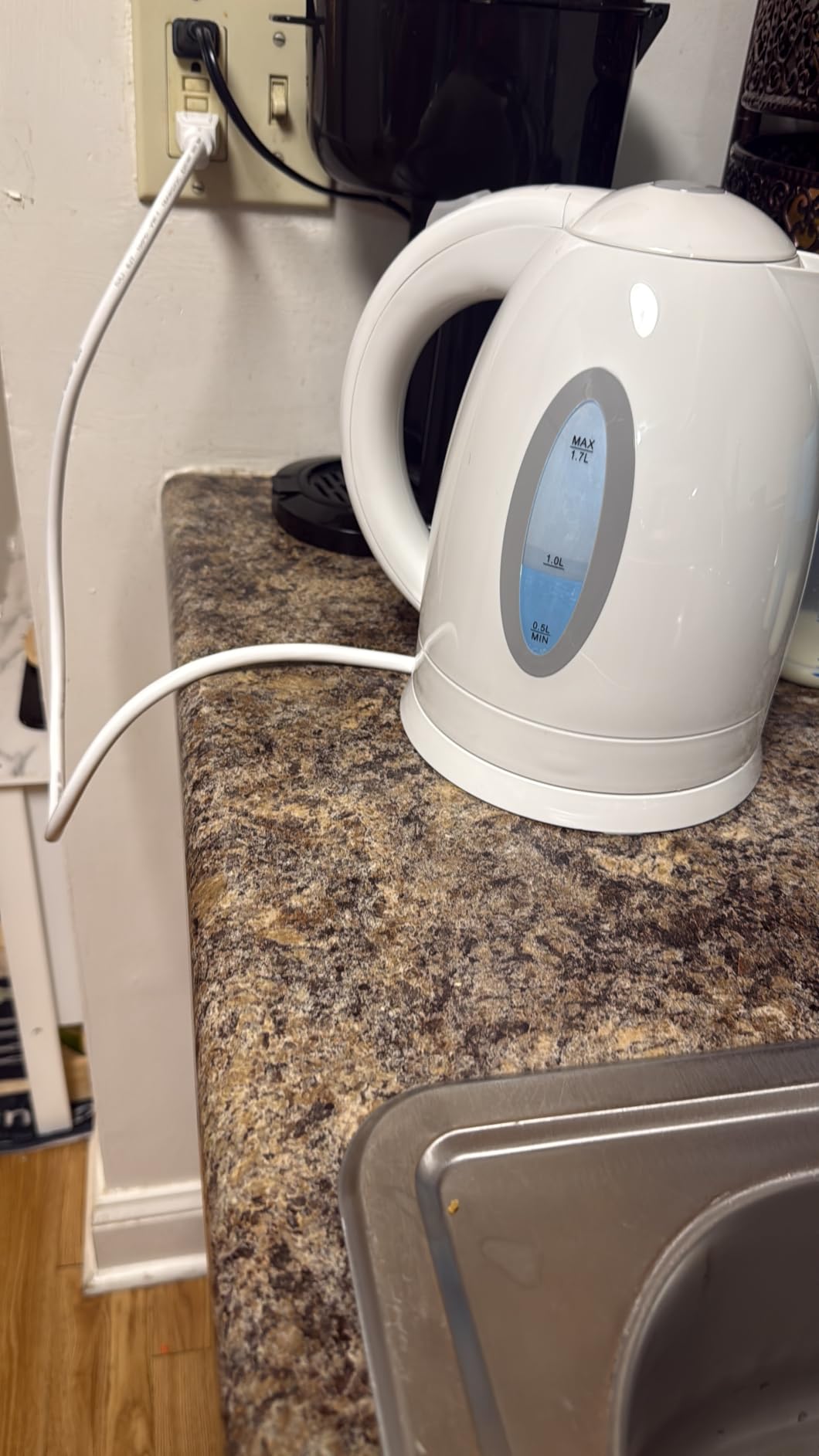 OVENTE Electric Kettle, 1.7L Fast Boiling Water Heater for Coffee or Tea, BPA Free with Water Level Gauge, Auto Shut-Off, Boil-Dry Protection, Indicator Light and Removable Filter, Black KP72B customer photo 1