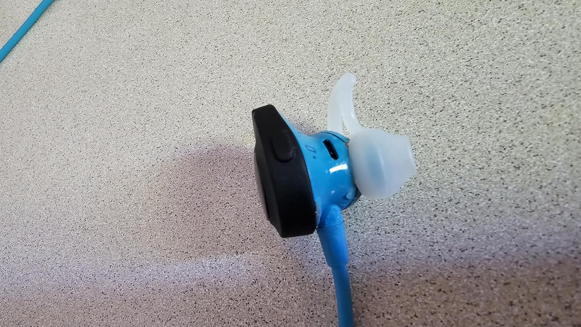 Bose SoundSport, Wireless Earbuds, (Sweatproof Bluetooth Headphones for Running and Sports), Black (Renewed) customer photo 2