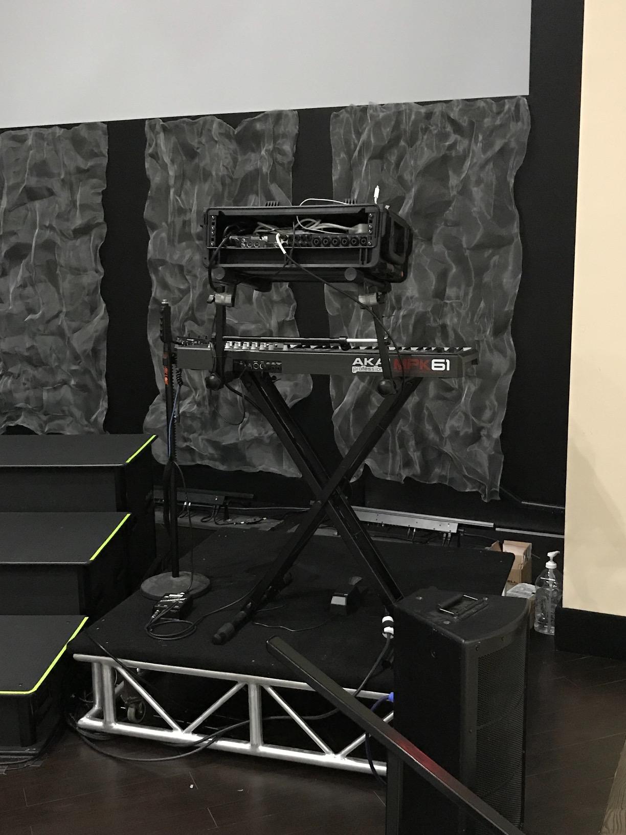 SKB Studio Flyer Rack Case 4U - Durable Mobile Studio Solution with Injection Molded Shell, TSA Locks, and Wheels for Musicians, DJs, and Producers - Securely Transport and Protect Your Gear customer photo 1