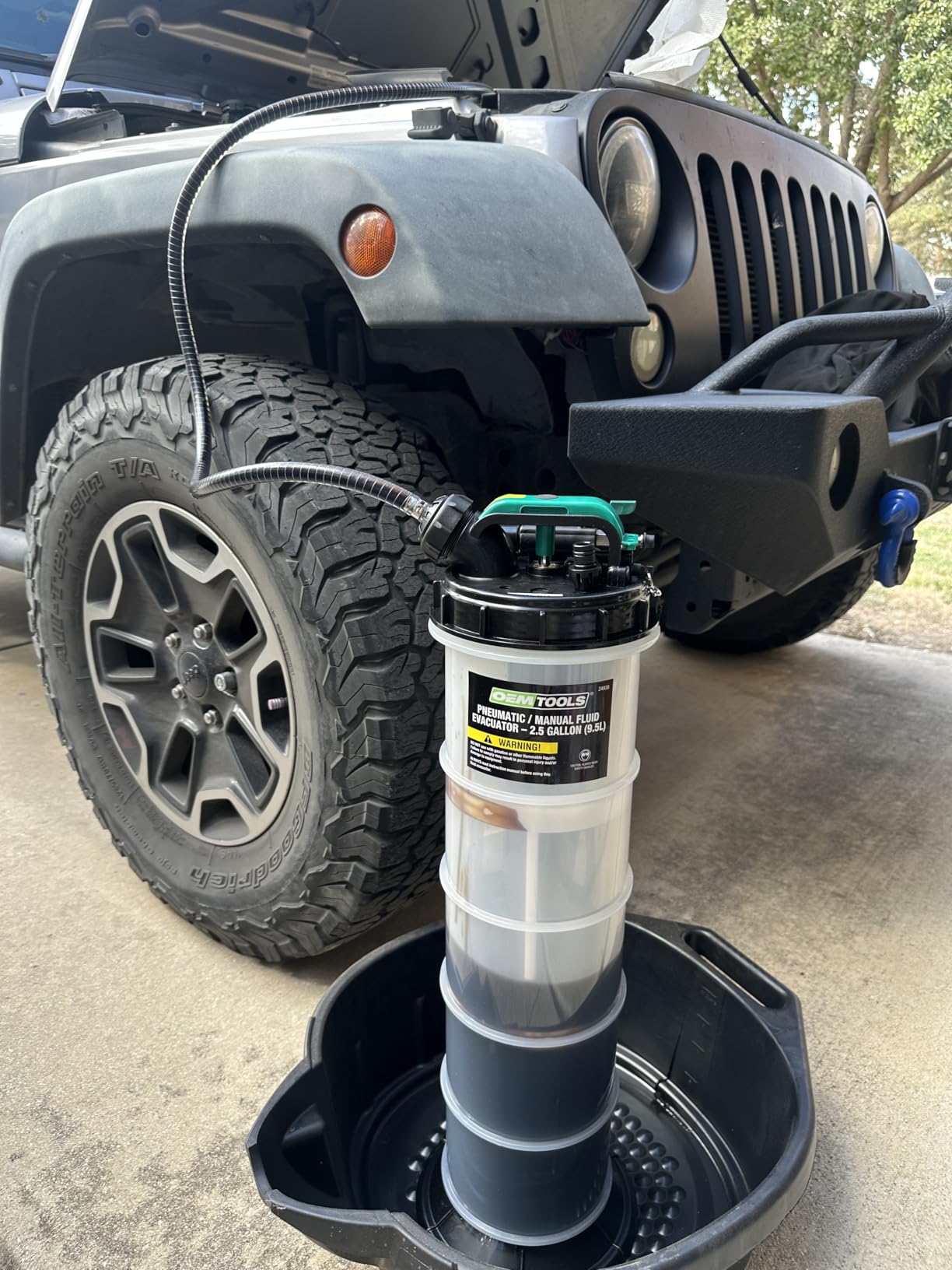 OEMTOOLS 24937 Pneumatic/Manual Fluid Extractor, 1.5 Gallon (6L) Oil Extractor Pump, For Coolant, Transmission, and Power Steering Fluid customer photo 2