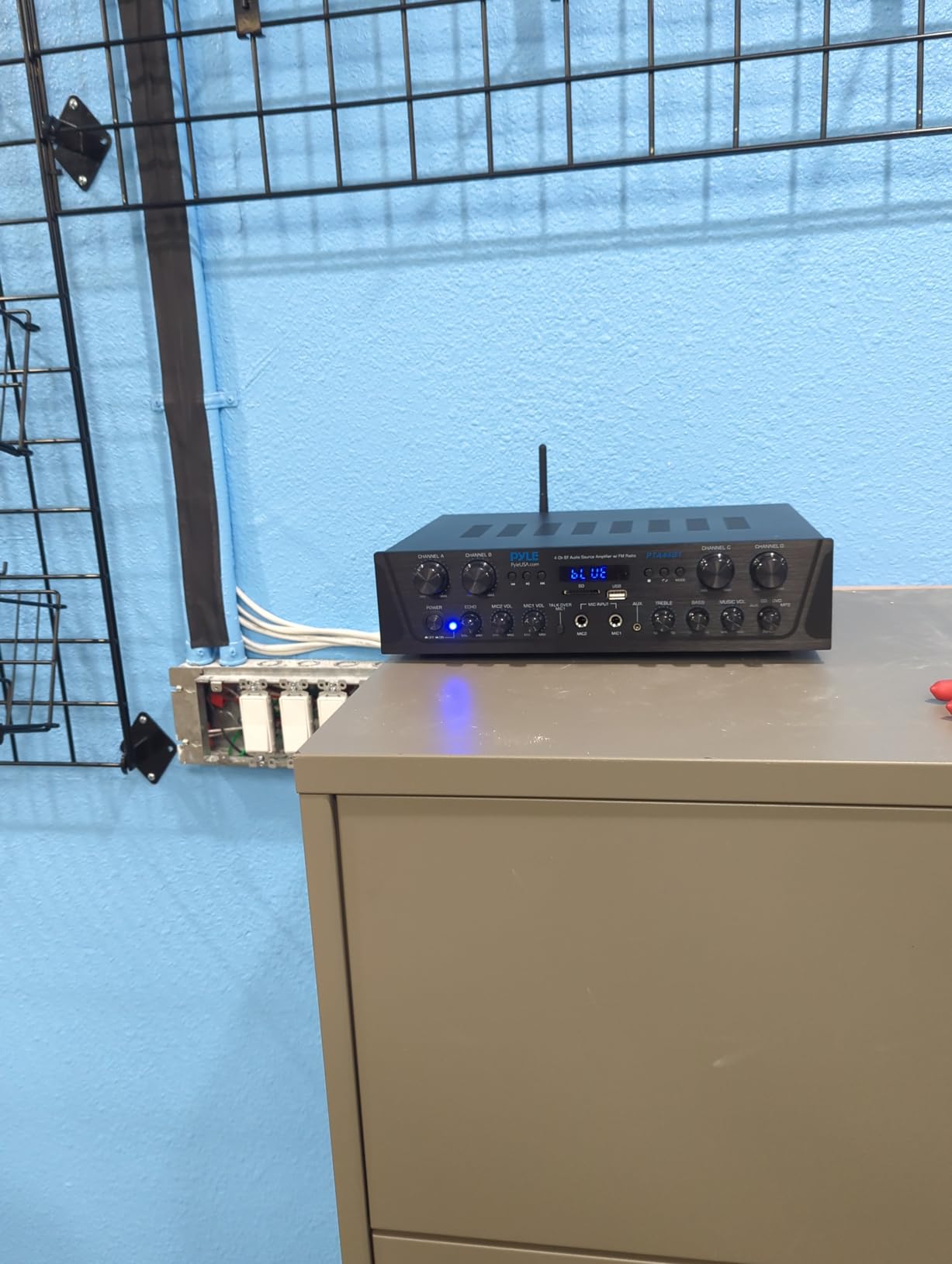 Pyle 4-Channel Audio Amplifier with Bluetooth - Home Stereo Receiver w/ 500W Max Power - Commercial or Karaoke - Dual Mic Input with Echo, Vol, Talk-Over - AUX In - Sub Out - USB-A MP3 Player, AM/FM customer photo 2
