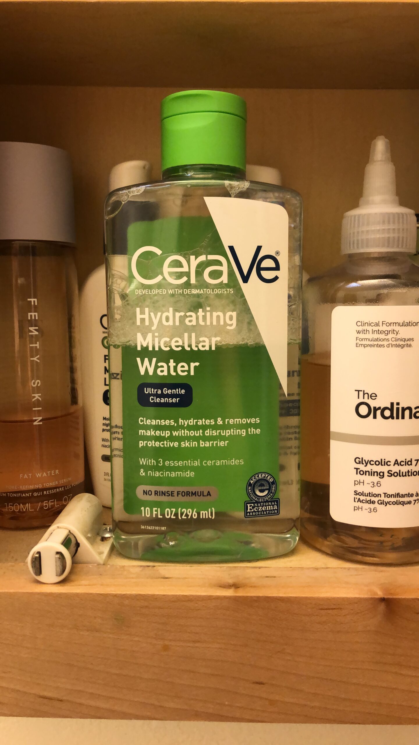 CeraVe Micellar Water, Hydrating Facial Cleanser & Eye Makeup Remover with Niacinamide, Ceramides & Glycerin, Fragrance-Free & Non-Irritating, 10 Fluid Ounces customer photo 1