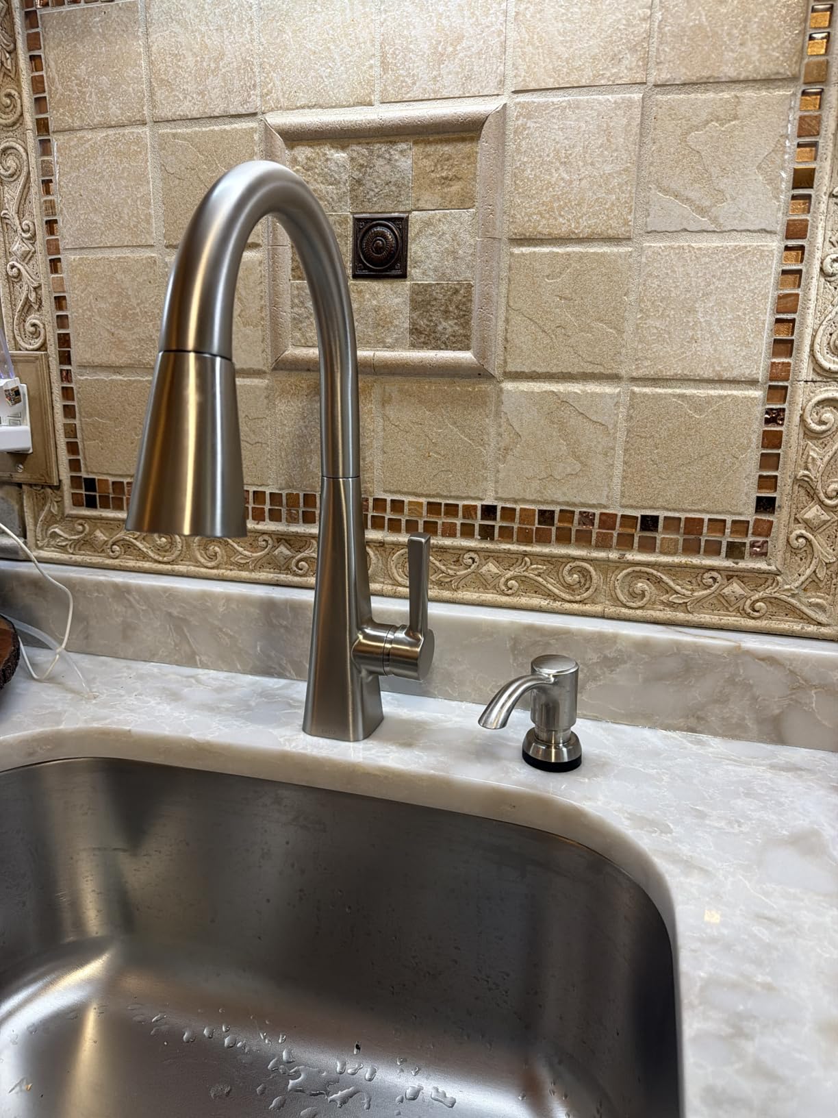 Delta Lenta Brushed Nickel Kitchen Faucet with Pull Down Sprayer, Modern Single Hole Kitchen Sink Faucet, Single Handle, SpotShield Stainless 19802Z-SP-DST customer photo 1