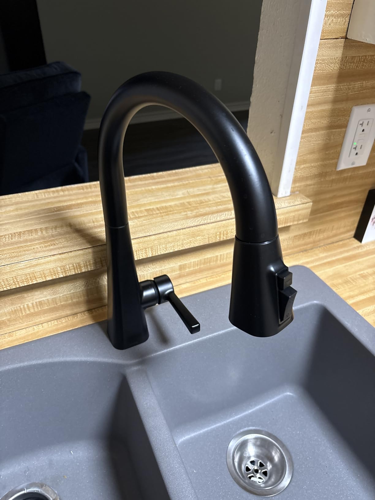 Delta Lenta Brushed Nickel Kitchen Faucet with Pull Down Sprayer, Modern Single Hole Kitchen Sink Faucet, Single Handle, SpotShield Stainless 19802Z-SP-DST customer photo 2