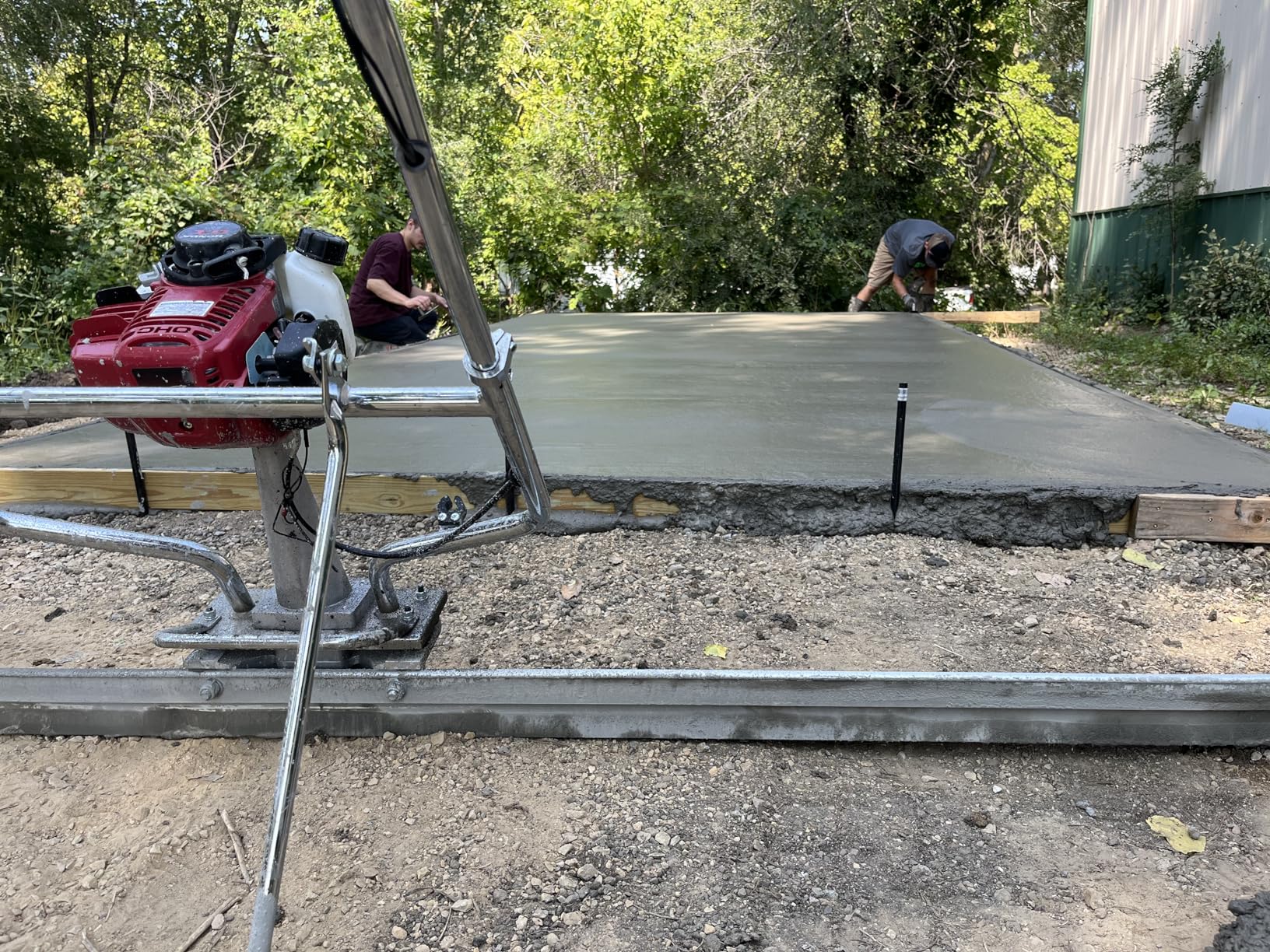TOMAHAWK 1.6 HP Honda Gas Vibrating Concrete Power Screed Motor with 6ft Aluminum Magnesium Board Straight Edge Bar Set and 360 Degree Handles with GX35 Honda Engine customer photo 1