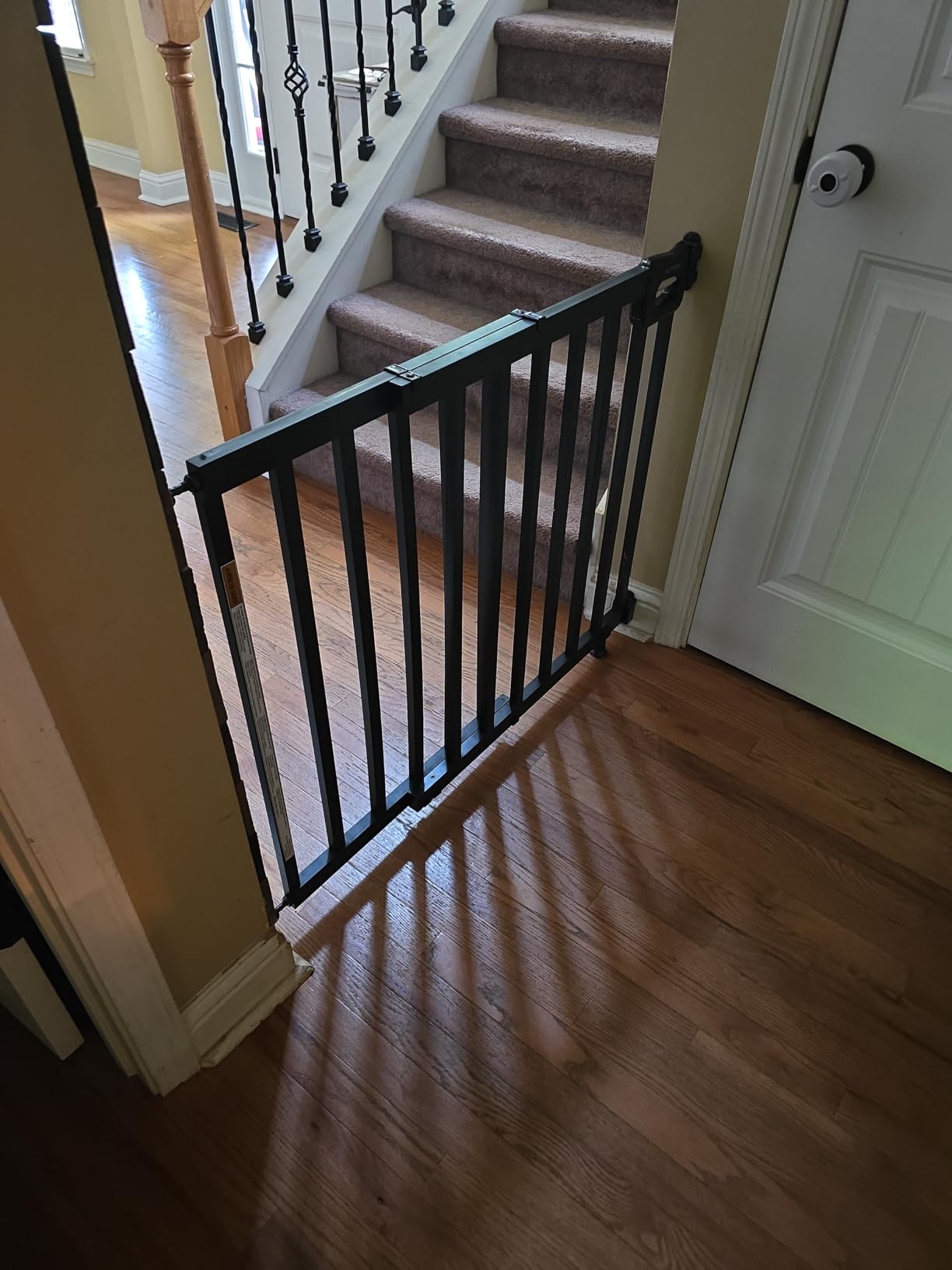 Summer Infant Deluxe Stairway Simple to Secure Safety Pet and Baby Gate,30'-48' Wide, 32' Tall, Install on Wall or Banister in Doorway or Stairway,Hardware Mount, Auto Close Walk-Thru Door-Black Wood customer photo 2
