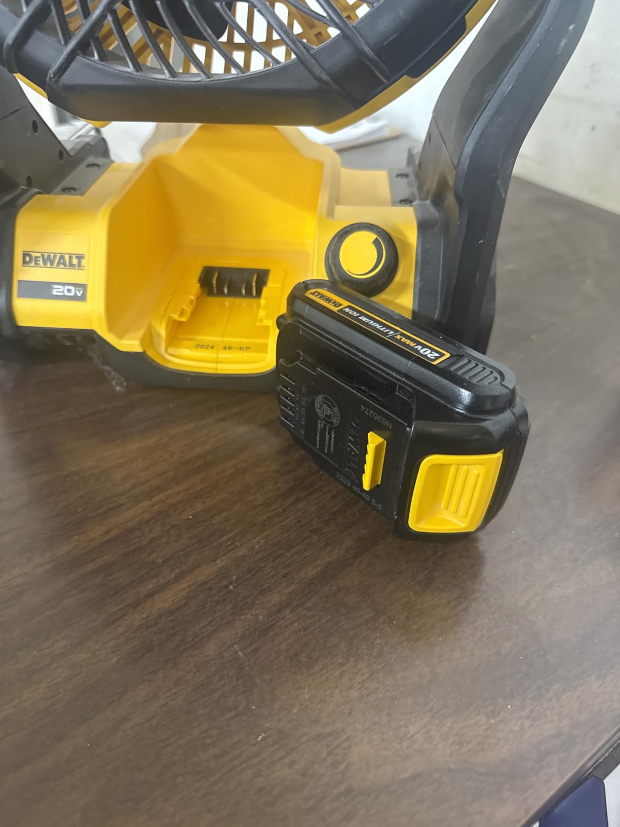 DEWALT 20V MAX Portable Fan, Battery Powered Rechargeable Cordless Shop Fan, Up to 4.5 Hrs Runtime, Variable Speed, 650 CFM, Tool Only (DCE512B) customer photo 2