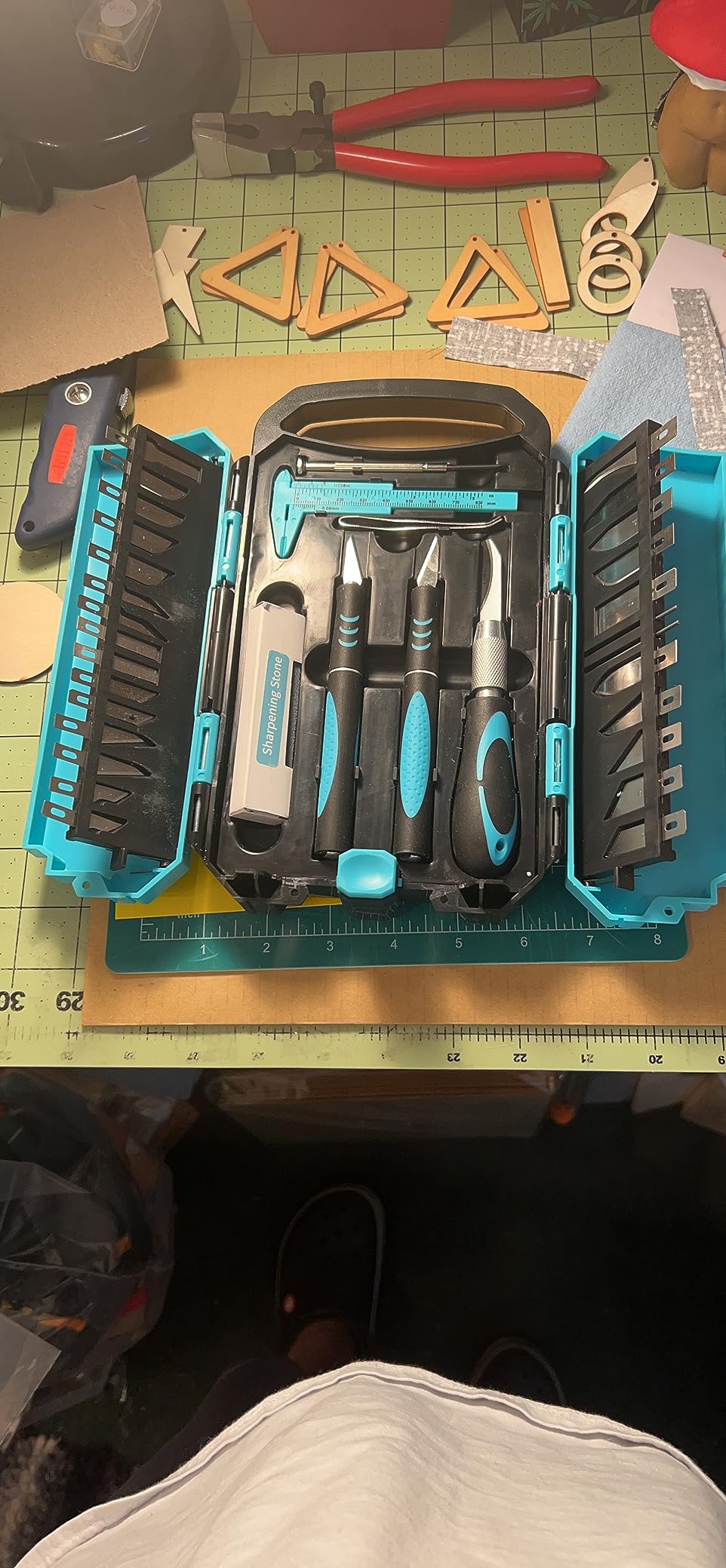 MANUFORE 34pcs Large Exacto Knife set Deluxe Craft Precision Knife Set Include 3pcs Craft Knives with Anti-Slip Rubber Grip, 25pcs Different Blades, 2pcs Needles, Sharpening Stone, Screwdriver customer photo 2