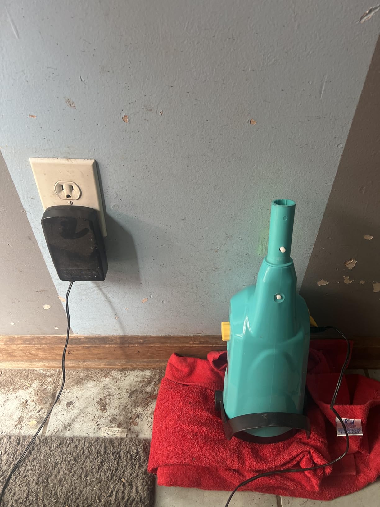 EFURDEN Pool Vacuum for Above Ground Pool, Cordless Handheld Rechargeable Pool Cleaner with Running Time Up to 60 Minutes for Sand and Debris, Ideal for In-Ground Pools, Spas, and Hot Tubs customer photo 1