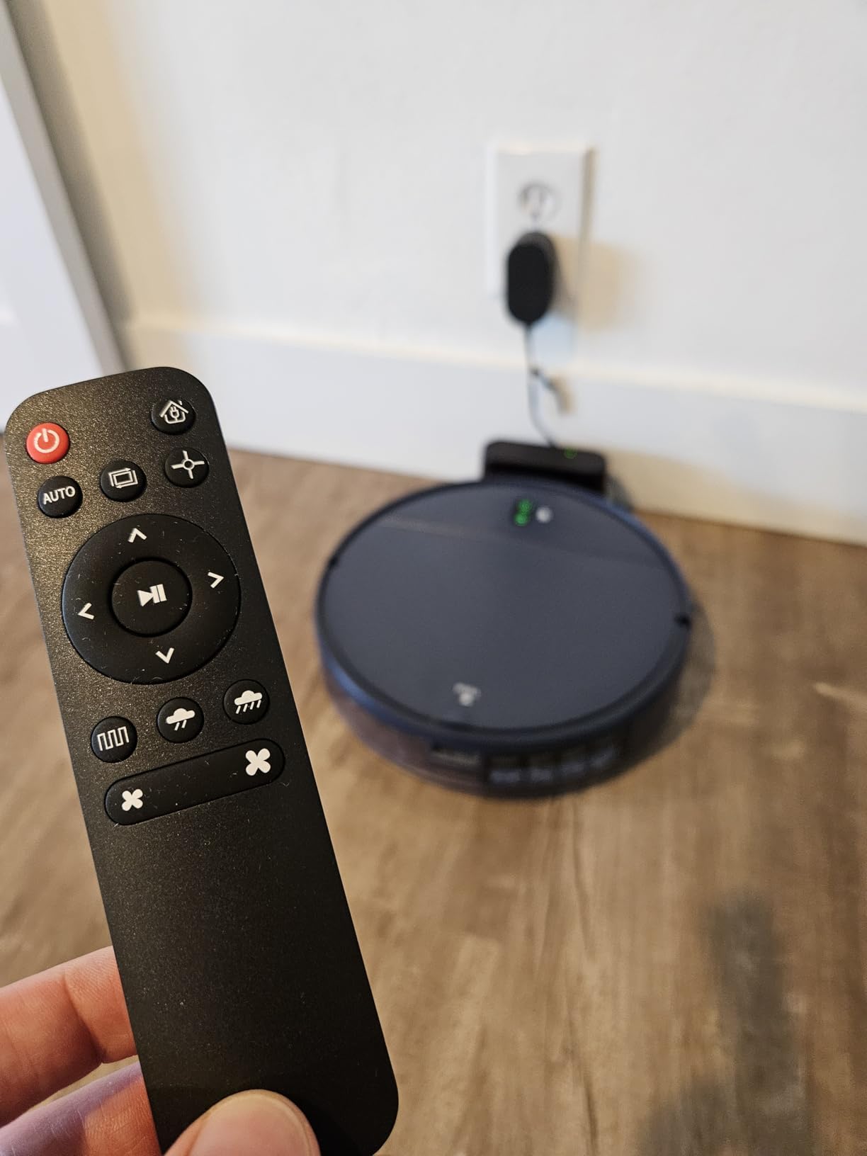 Robot Vacuum and Mop Combo, 2 in 1 Robot Mop and Vacuum, Robotic Vacuum Cleaner with WiFi/App, 2000Pa Suction, 230ML Water Tank, Self-Charging, Slim, Ideal for Hard Floor, Low Pile Carpet, Pet Hair customer photo 1