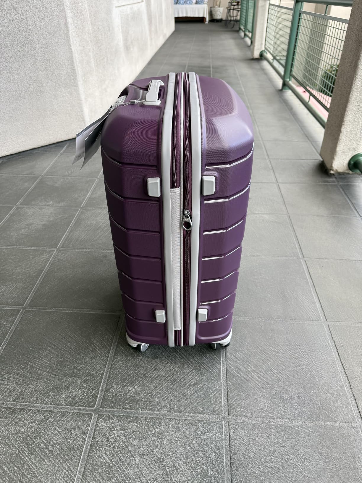Samsonite Freeform Medium Luggage with Dual 360° Spinner Wheels - Checked Suitcase - TSA Lock, Airline-Approved - Lightweight Durable Polypropylene Expandable Hardshell - White/Grey customer photo 1