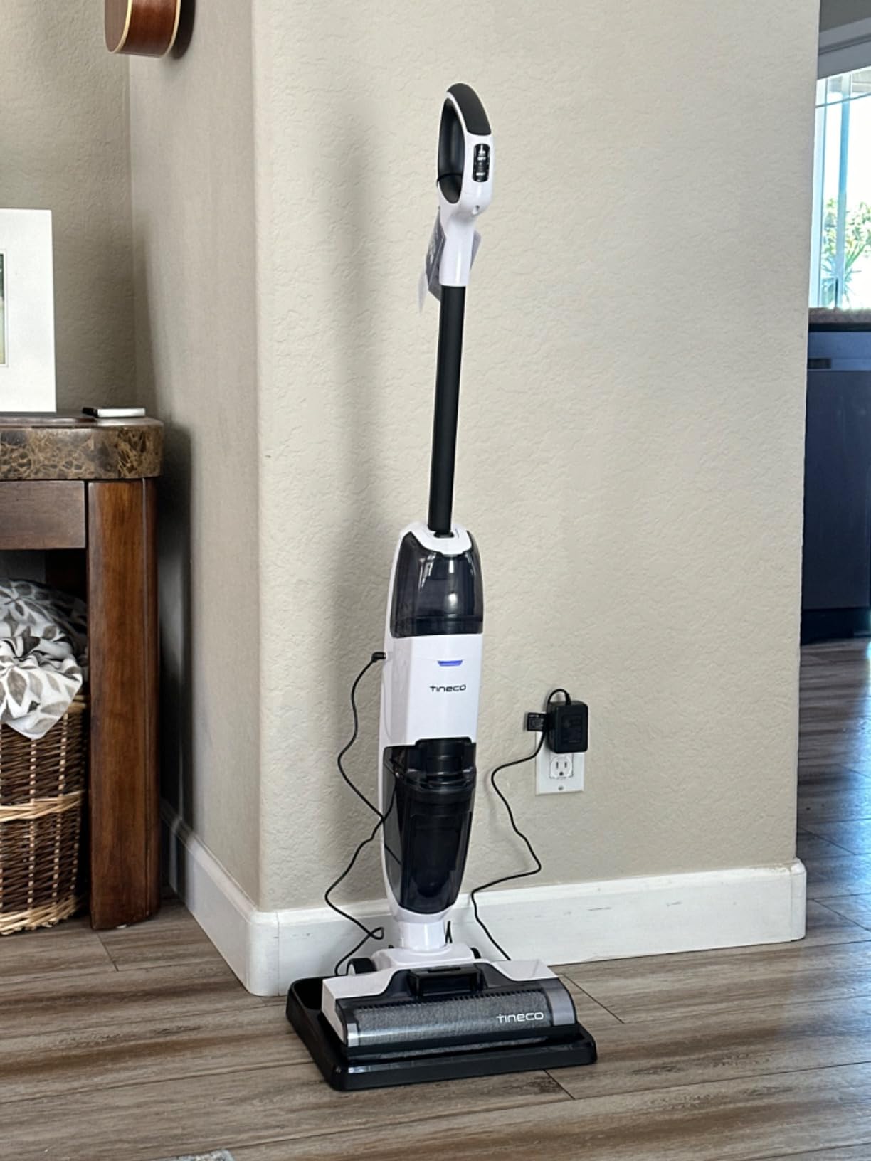 iFLOOR 2 Complete Wet Dry Vacuum, Hard Floor, Cordless | vacuums and washes simultaneously, dual-tank system, 90% water recovery, self-propelled, self-cleaning customer photo 2