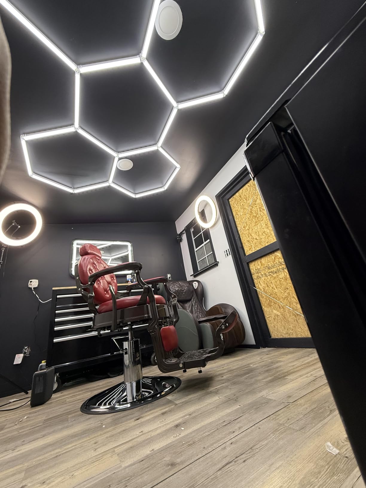 Vintage Barbershop Chair, Heavy Duty Metal Professional Salon Chair Supports up to 440lbs with 135º Recline and Hydraulic Lift, Perfect for Hair Salon or Spa, Black customer photo 1