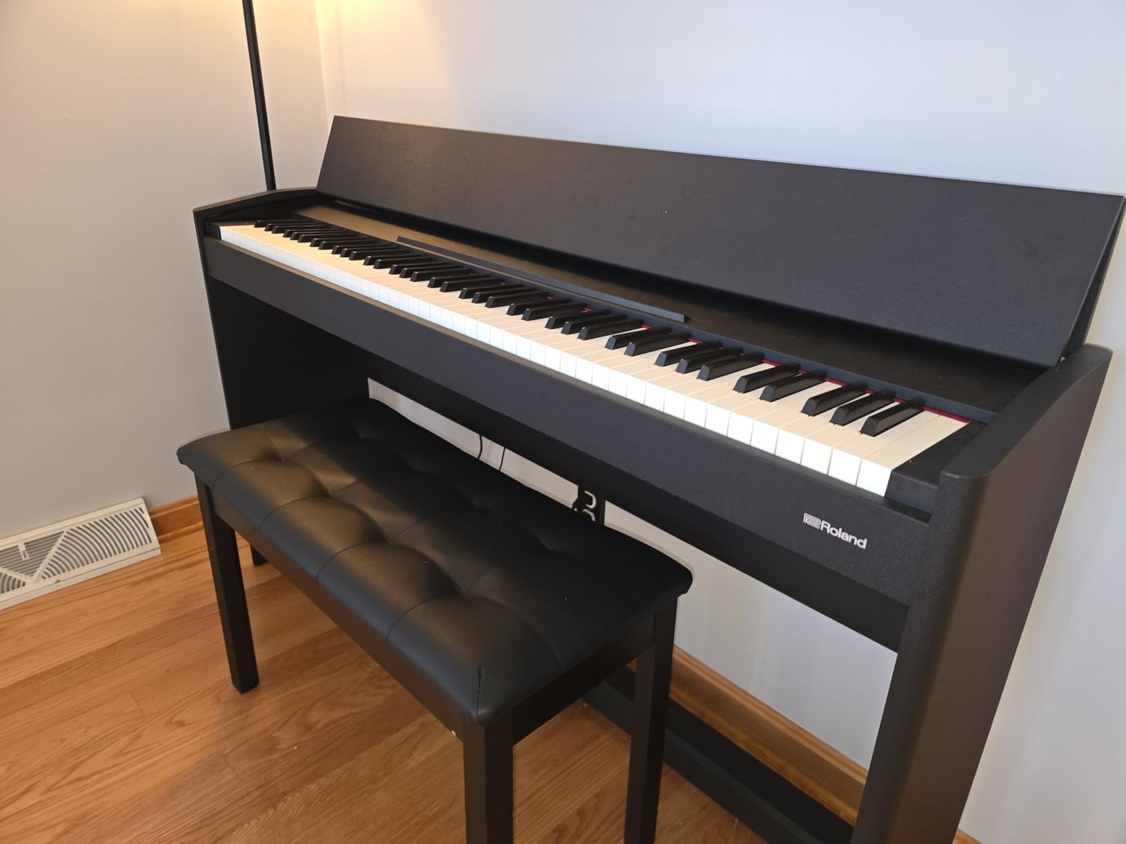Roland F107 Digital Piano | Streamlined and Affordable Home Piano with Attractive Modern Design | Perfect for Beginners | Class-Leading Sound and Playability | Onboard Bluetooth® & More customer photo 1