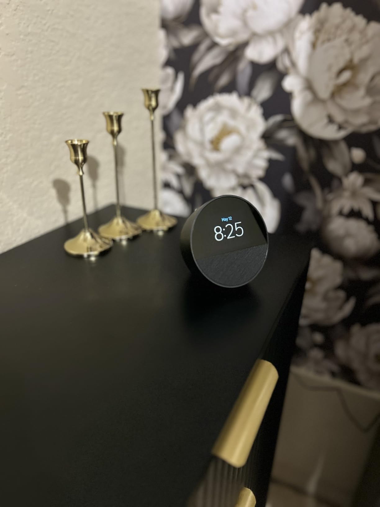 Amazon Echo Spot (newest model), Great for nightstands, offices and kitchens, Smart alarm clock, Designed for Alexa+, Glacier White customer photo 2