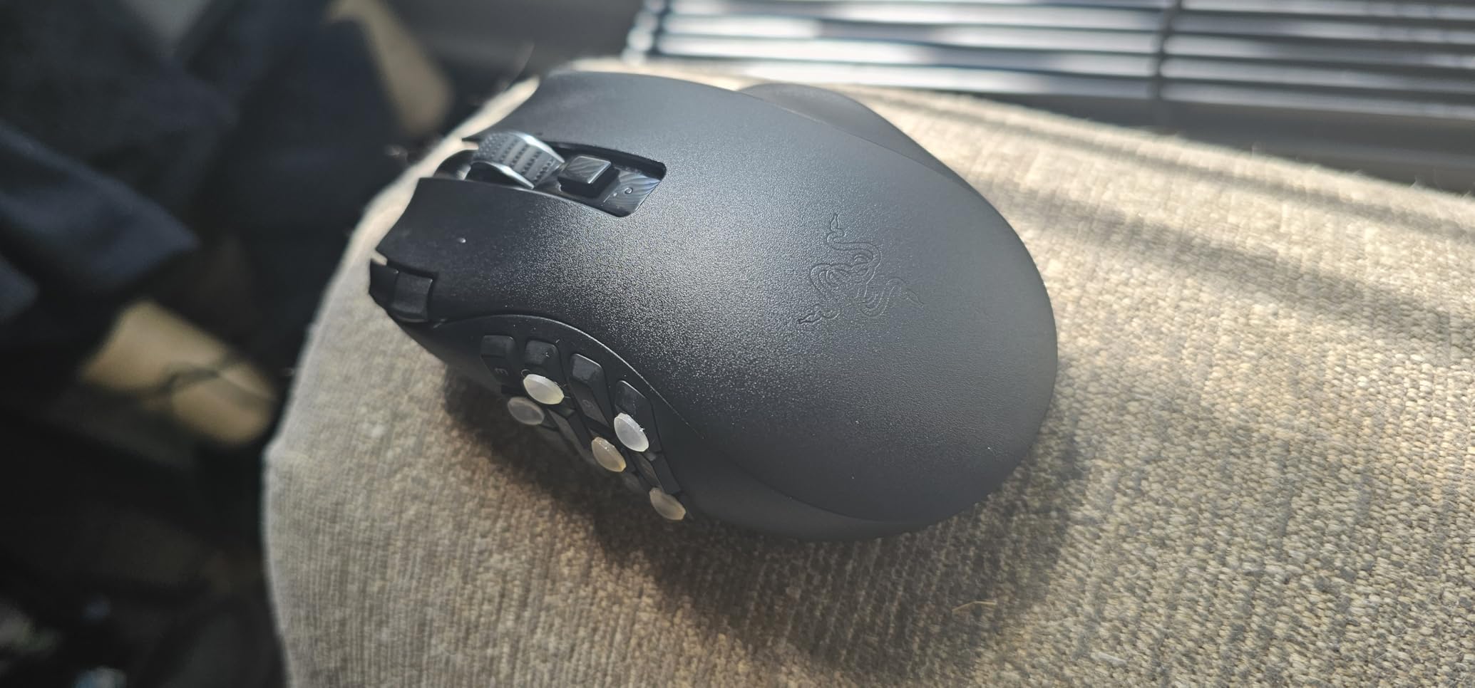 Razer Naga V2 HyperSpeed Wireless MMO Gaming Mouse: 19 Programmable Buttons - HyperScroll Technology - Focus Pro 30K Optical Sensor - Up to 400 Hr Battery Life customer photo 1