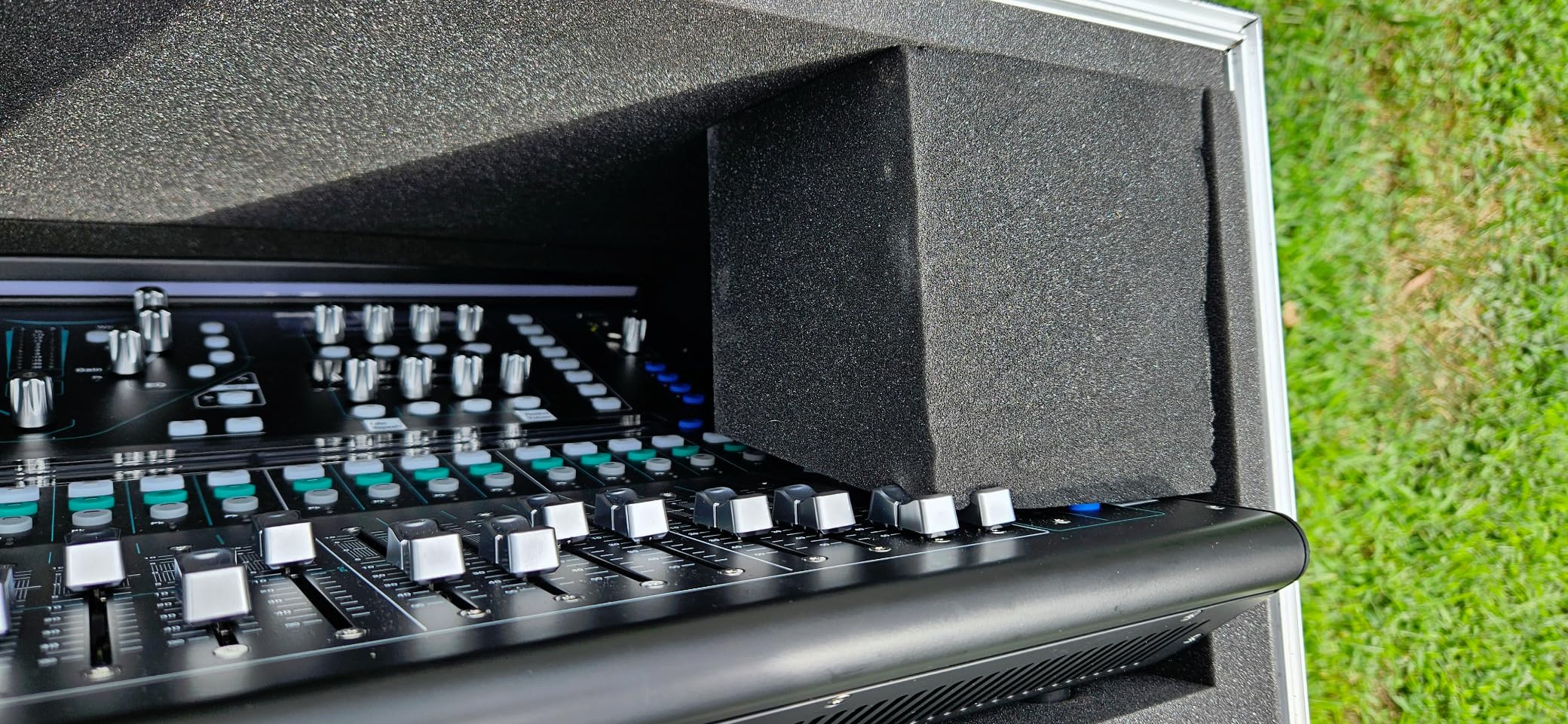 Sound Town ATA Plywood Mixer Case with Interior Foam Protection and Recessed Wheels, for Behringer X32 Digital Mixer (STRC-X32W) customer photo 1