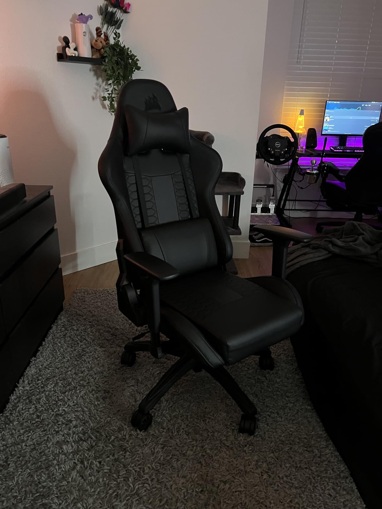 Corsair TC100 Relaxed Gaming Chair - Leatherette - Racing-Inspired Design - Lumbar Pillow - Detachable Memory Foam Neck Pillow - Adjustable Seat Height - Adjustable Armrests - Black customer photo 1