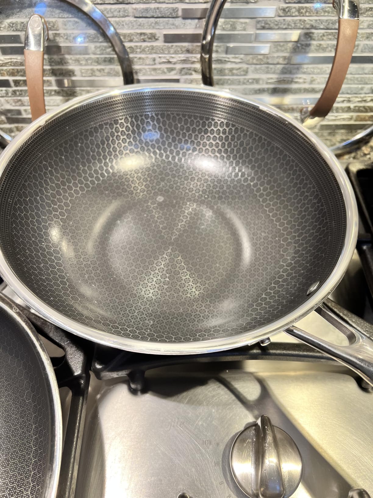 HexClad Hybrid Nonstick 5-Quart Dutch Oven with Stainless Steel Lid, Stay-Cool Handles, Dishwasher-Friendly, Oven-Safe Up to 900°F, Induction Ready, Compatible with All Cooktops customer photo 1