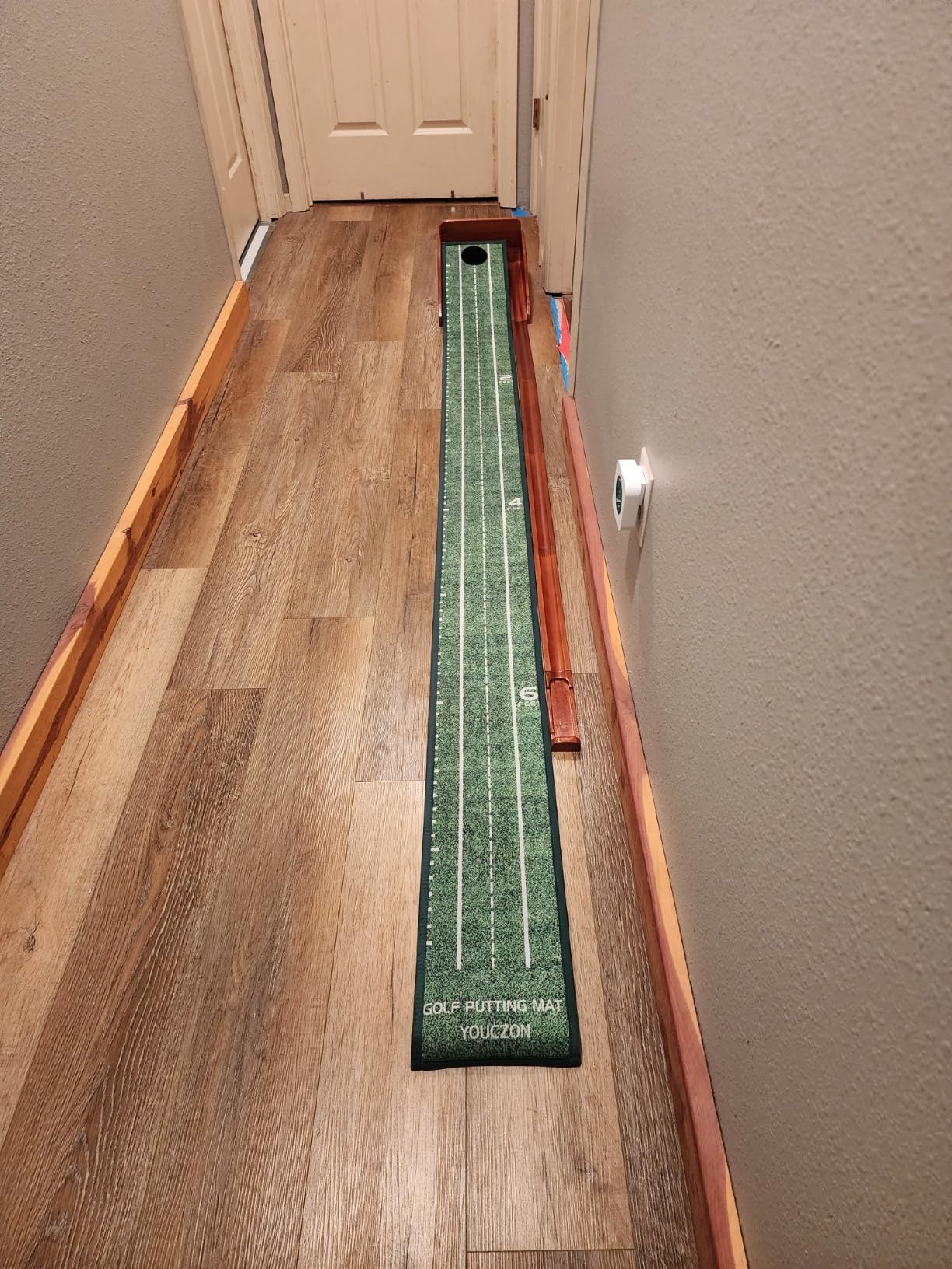 YOUCZON Putting Green Indoor, Golf Putting Mat with Auto Ball Return, Premium Crystal Velvet Surface customer photo 2