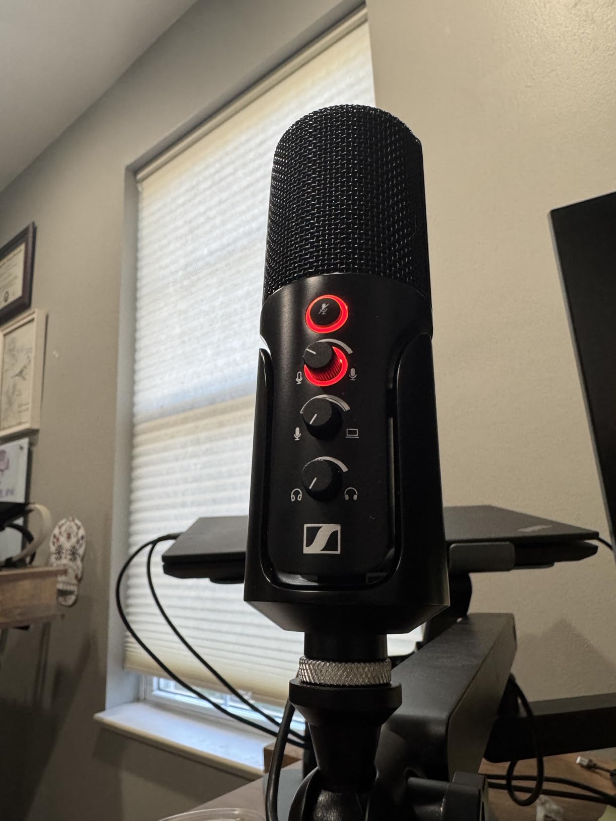 SENNHEISER Professional Profile - USB Cardioid Condenser Microphone & Table Stand, 1.2 m USB-C Cable - Mute Button, Built-in Headphone Jack, Gain, Mix & Volume Control, for PC & Mac, Black customer photo 2