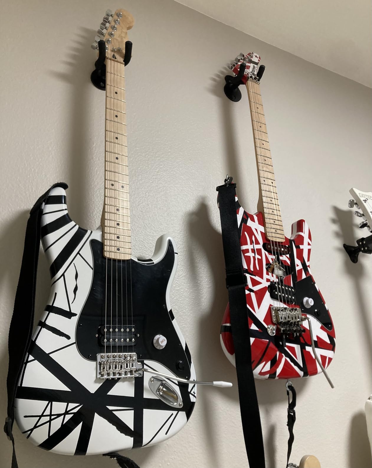 Squire Sonic Stratocaster Electric Guitar, Black, Maple Fingerboard, Black Pickguard customer photo 1