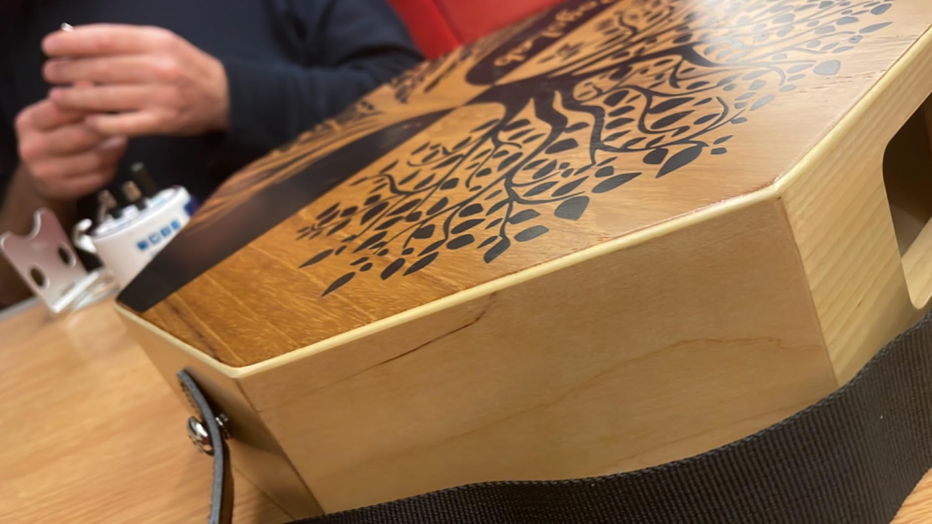 POGOLAB Two-tone Cajon, Portable Travel Wooden Drum with Adjustable Strap, Easy to Carry, Unique Appearance, Beautiful Percussion Instrument (Natural Brown) customer photo 2