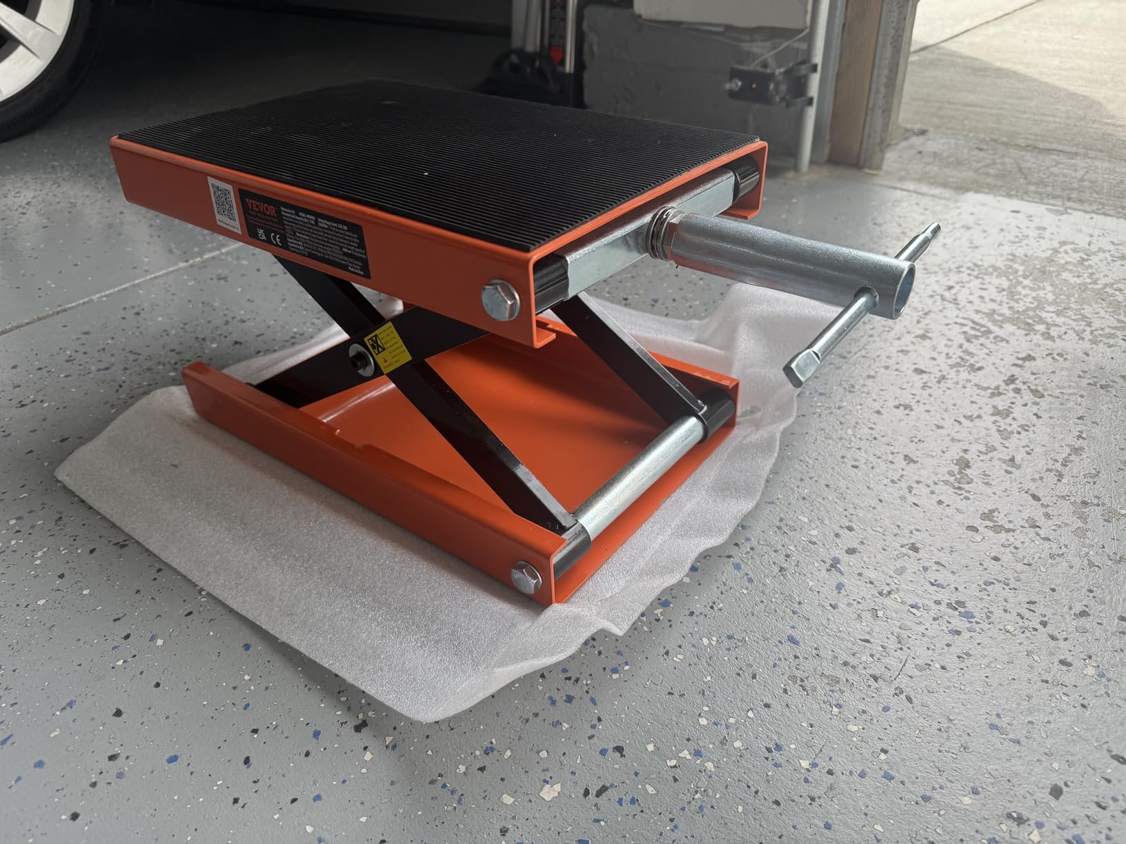 VEVOR Motorcycle Lift, 1100 LBS Motorcycle Lift ATV Scissor Lift Jack with Dolly & Hand Crank, Center Hoist Crank Stand with Wide Deck & Tool Tray for Street Bikes, Cruiser Bikes, Touring Motorcycles customer photo 2