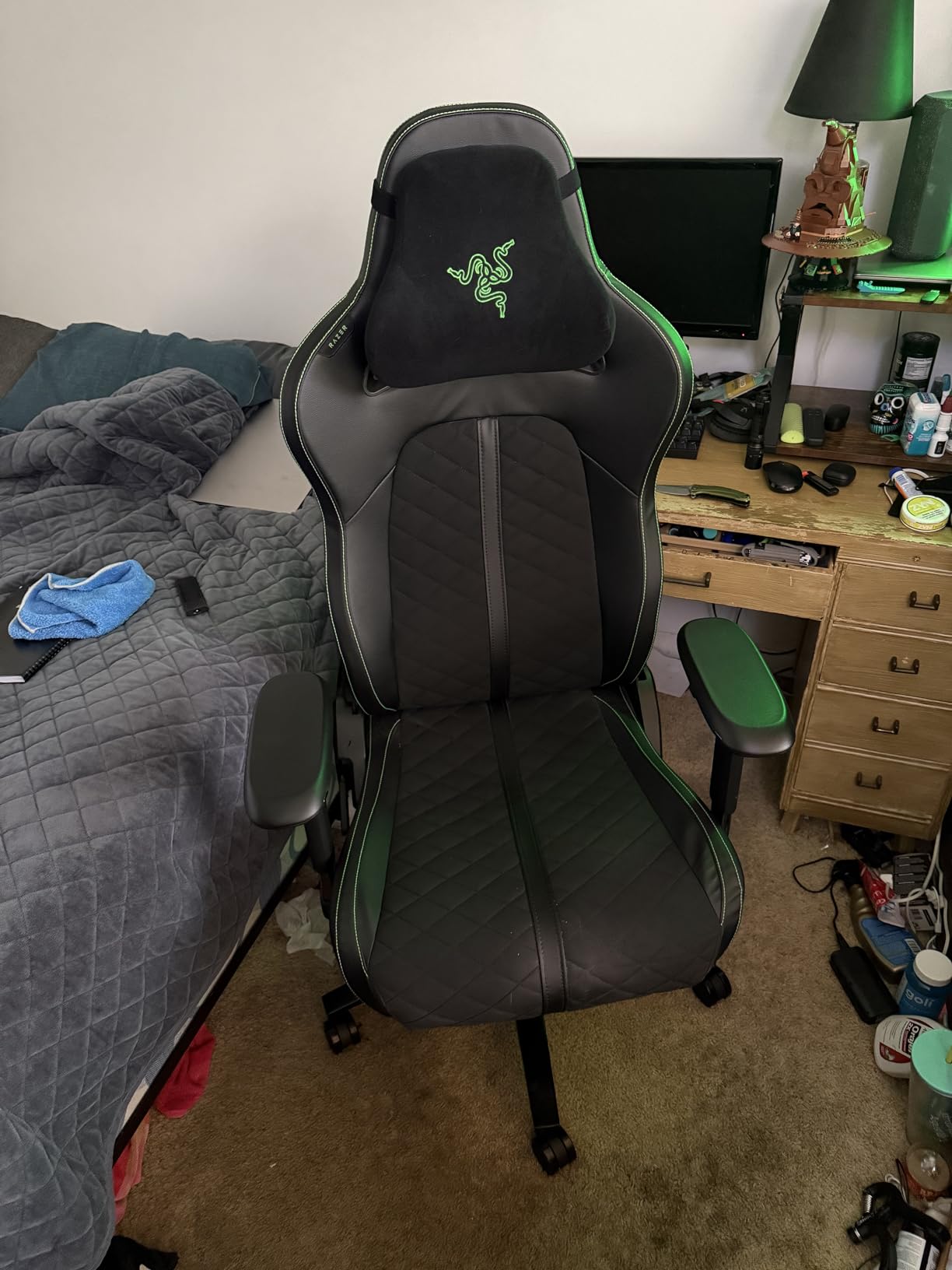 Razer Enki Gaming Chair: All-Day Comfort - Built-in Lumbar Arch - Optimized Cushion Density - Dual-Textured, Eco-Friendly Synthetic Leather - Reactive Seat Tilt & 152-Degree Recline - Black/Green customer photo 2