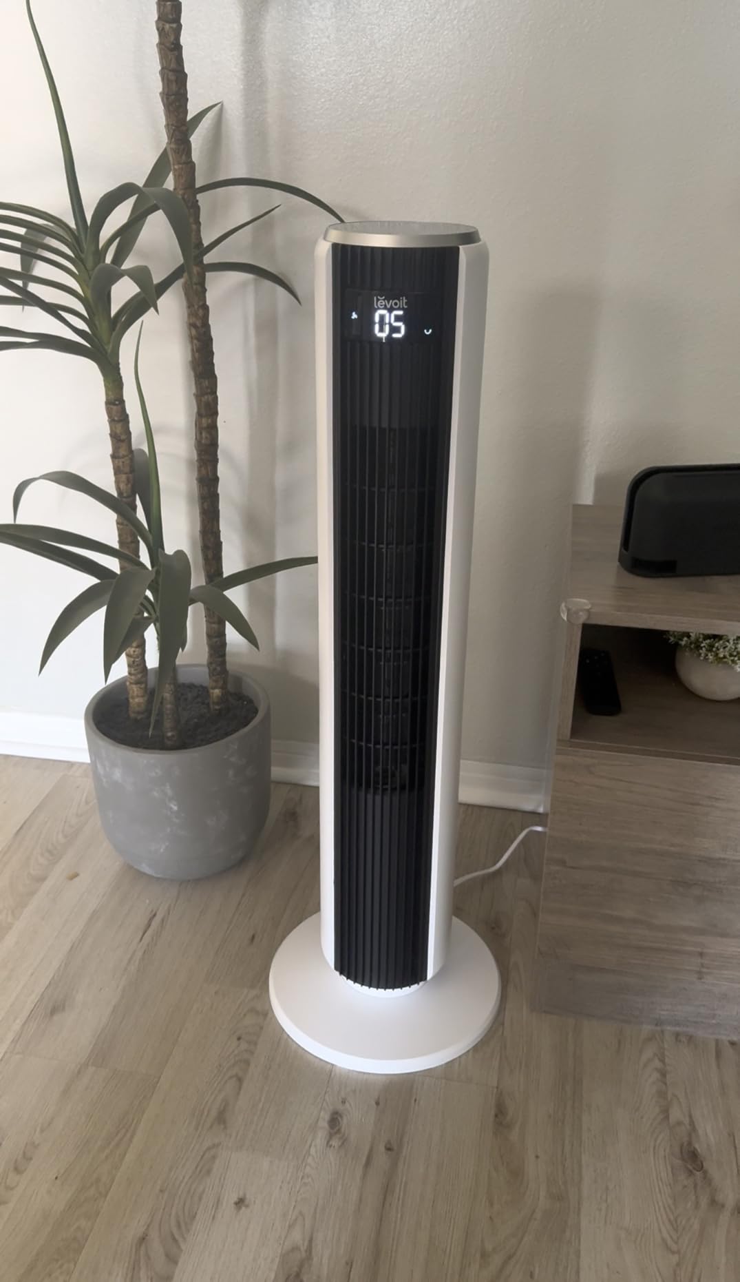 LEVOIT Classic 36 inch Tower Fan for Bedroom, 25ft/s Airflow Standing Fan that Blows Cold Air for Home, 90° Oscillation, Quiet 28dB, Remote, 12H Timer, 5 Speeds, 4 Modes with Smart Sensor, Black customer photo 1