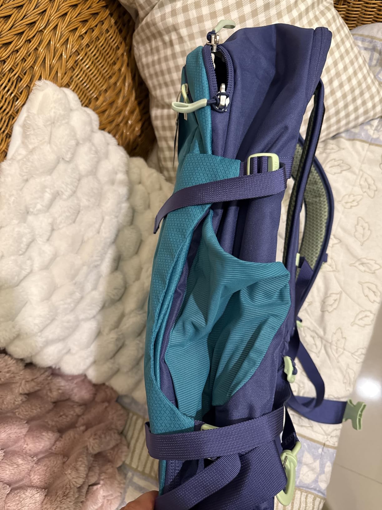 Osprey Daylite 44L Carry-On Travel Pack - Lightweight, Durable Backpack with Streamlined Design - Versatile, Spacious Bag for Weekend Trips or Business, Black customer photo 1