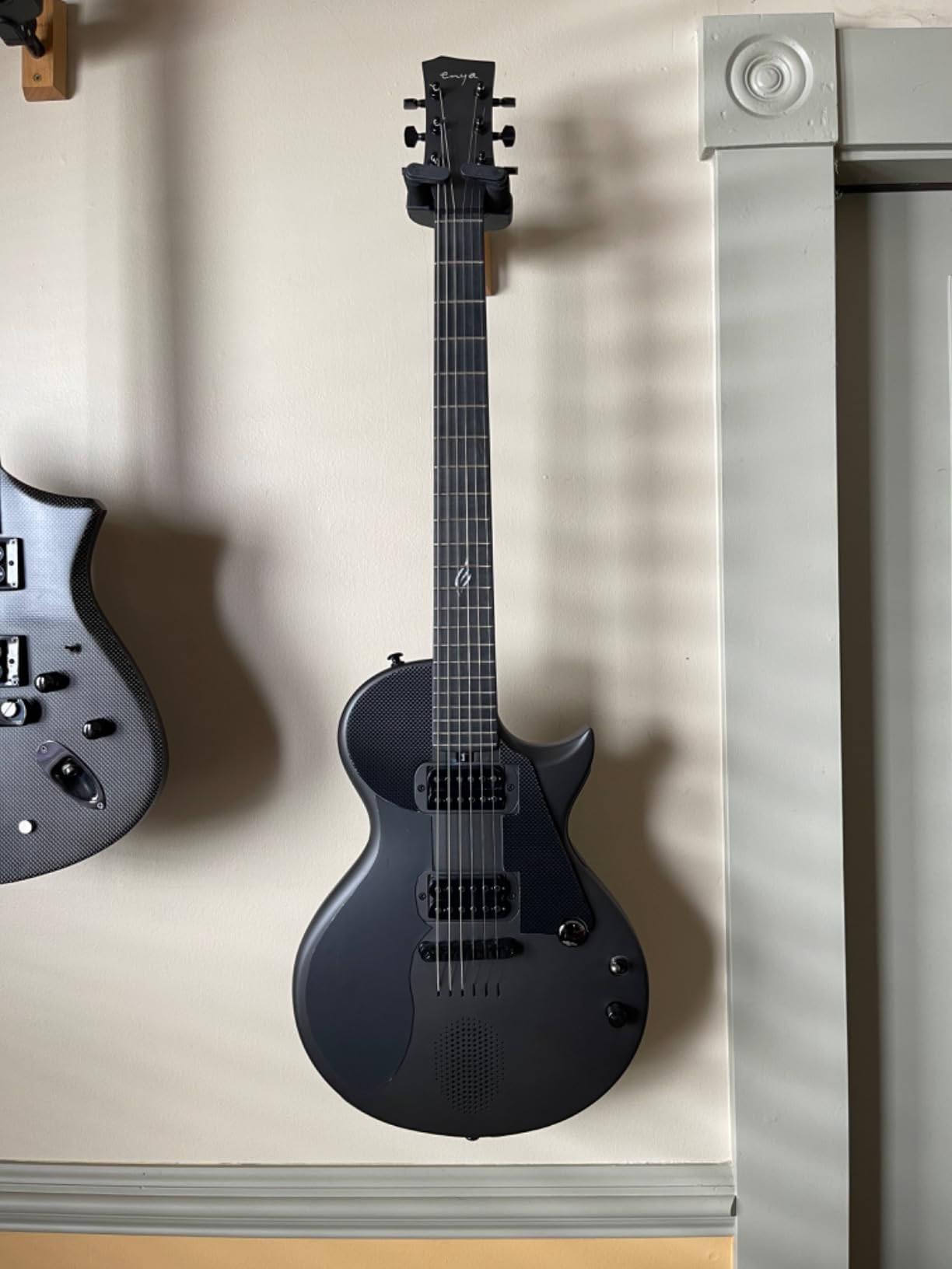 Enya Electric Guitar Nova Go Sonic Smart Electric Carbon Fiber Guitarra with 10W Wireless Speaker, Onboard Presets, All-in-One Portable Rig for Street Performers & Home Studios, 2-Year Warranty customer photo 2