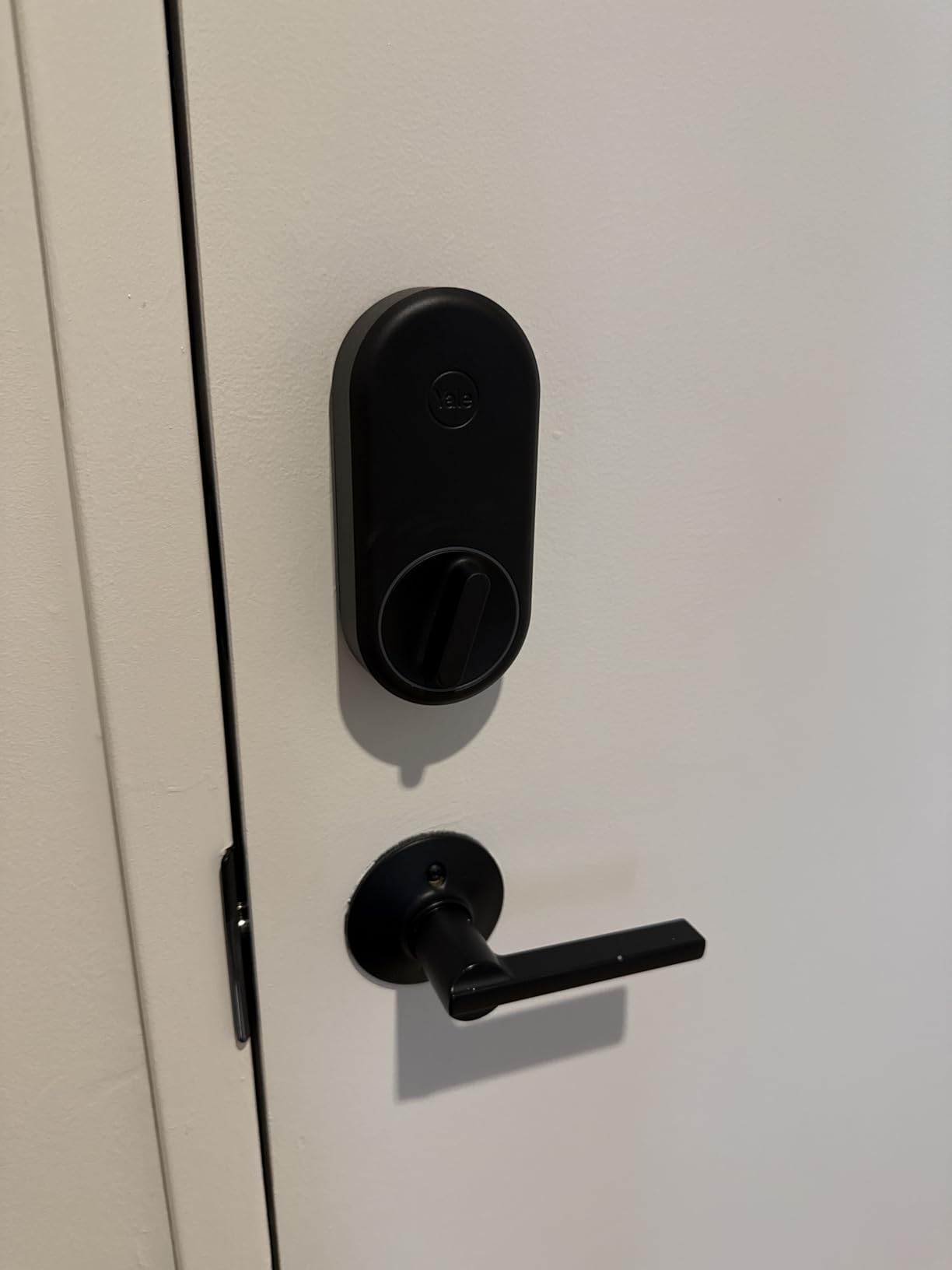 Yale Approach Smart Wi-Fi Deadbolt Retrofit Smart Lock, Unlimited Virtual Keys, App Remote Control, Keyless Entry - Black customer photo 1