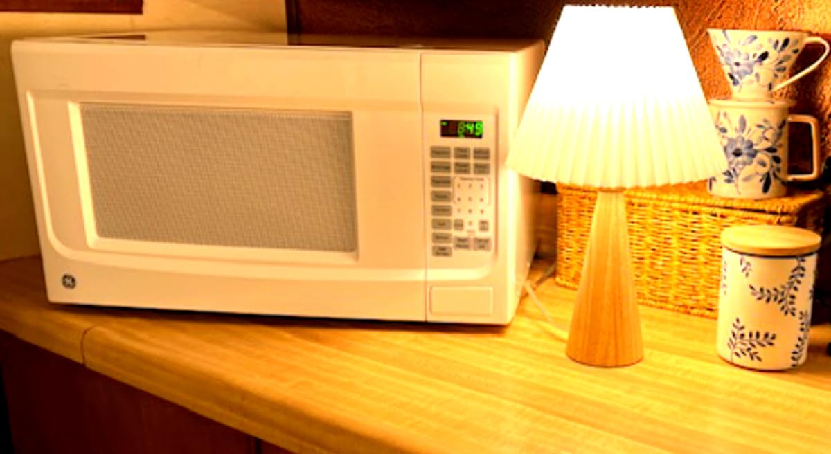 GE Countertop Microwave Oven, 1.4 Cubic Ft., 1,100-watt Capacity, 7 Auto Cooking Settings, Child-Lock Technology, Kitchen Essentials for the Countertop, Dorm Room or Apartment, White customer photo 1