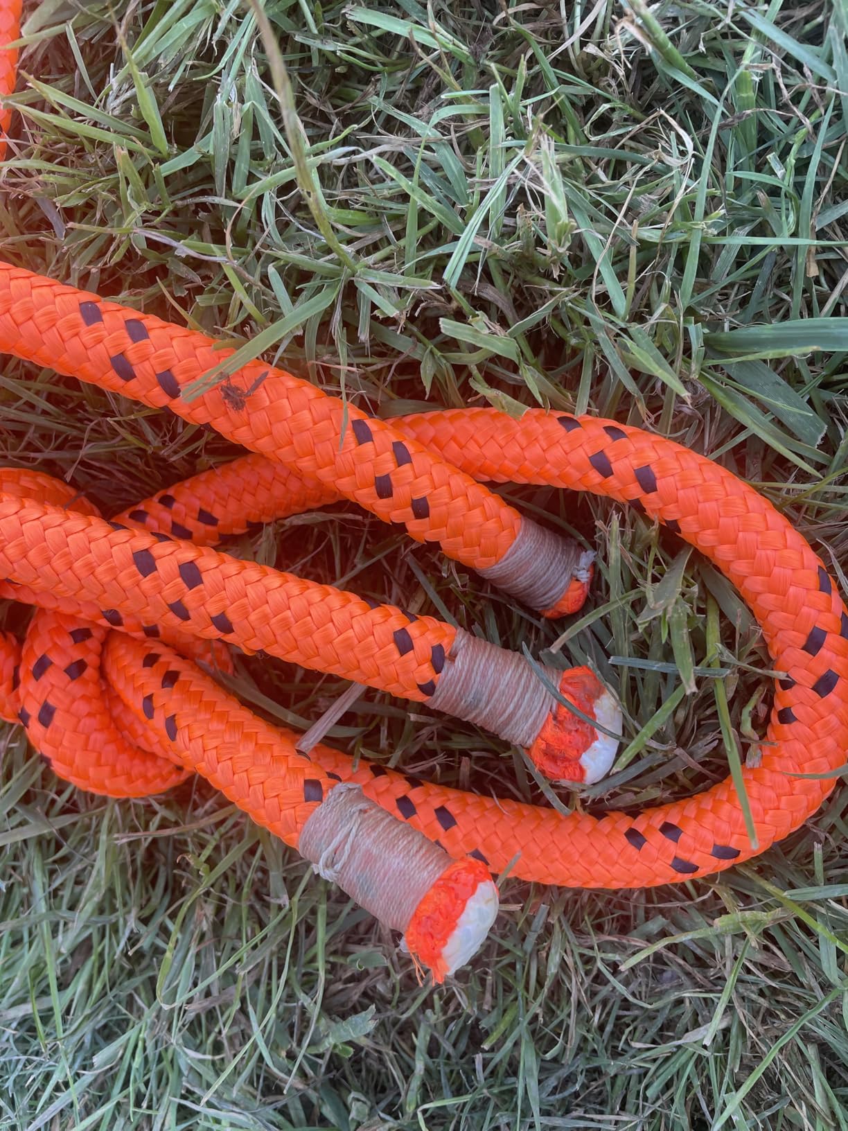 VEVOR Double Braided Polyester Rope, 1/2 in x 220 ft, 48 Strands, 8000 LBS Breaking Strength Outdoor Climbing Rope, Arborist Rigging Rope for Rock Hiking Camping Swing Rappelling Rescue, Orange/Black customer photo 1