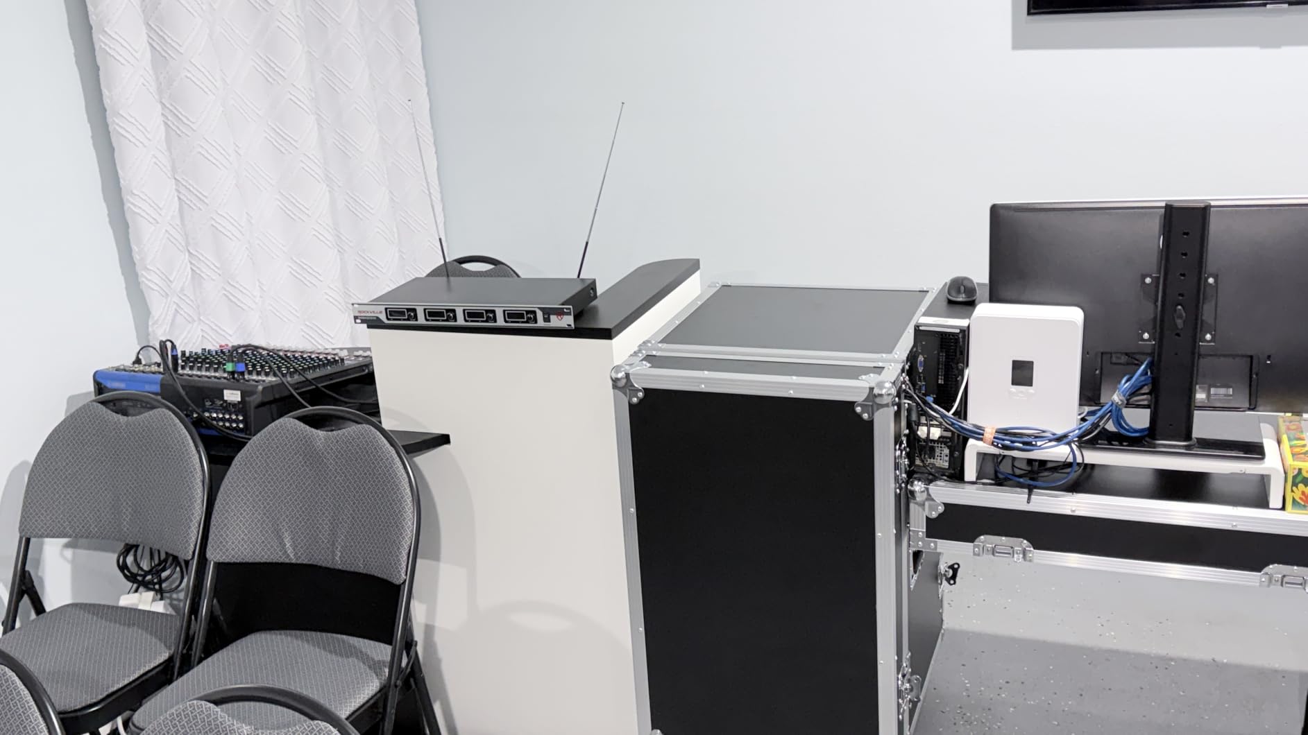 10U PA DJ Pro Audio Rack Road Case with Slant Mixer Top and Casters, DJ Mixer Rack, Pro Tour Grade customer photo 1