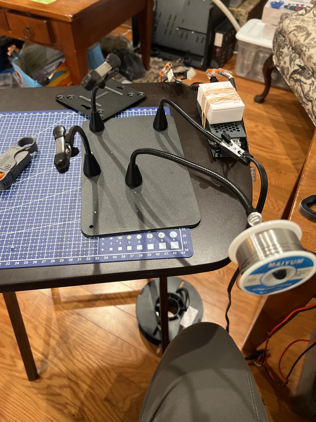Super Magnetic Helping Hands Soldering Station, Third Hand Soldering Tool with Alligator Clips, PCB Circuit Board Holder, 4 Flexible Gooseneck Arms & Non-slip base for Electronic Repair Soldering Hobby customer photo 1