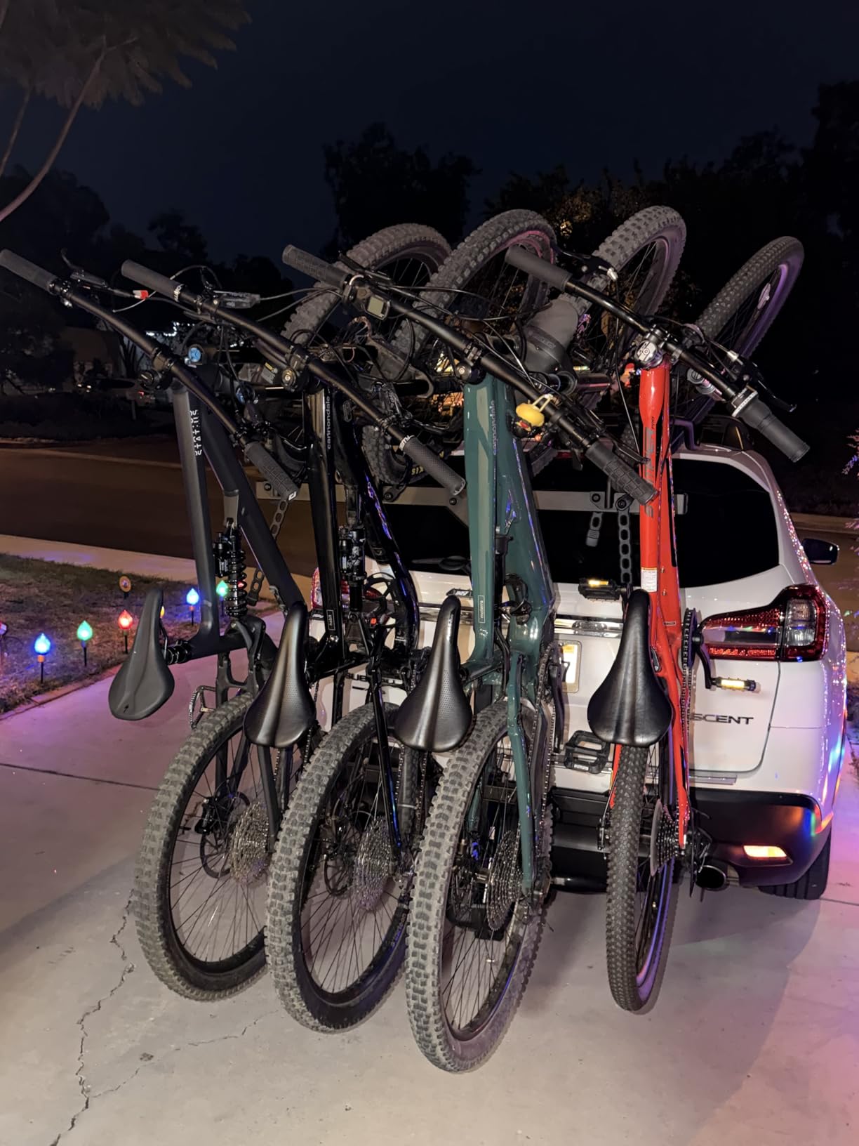 Thule Revert Vertical Hitch Rack, 4 Bikes, Carrier for Trucks and Vans, Assisted Lift and Lower, e-Bike Compatible customer photo 2