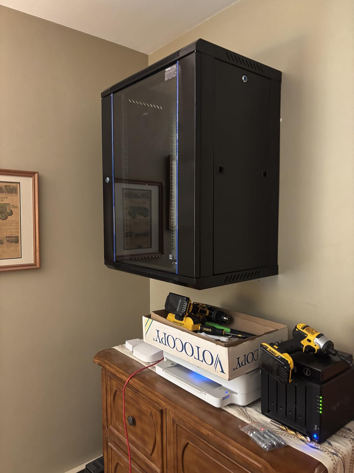 VEVOR 15U Wall Mount Network Server Cabinet, 18'' Deep, Server Rack Cabinet Enclosure, 500 lbs Max. Ground-Mounted Load Capacity, with Locking Glass Door Side Panels, for IT Equipment, A/V Devices customer photo 1